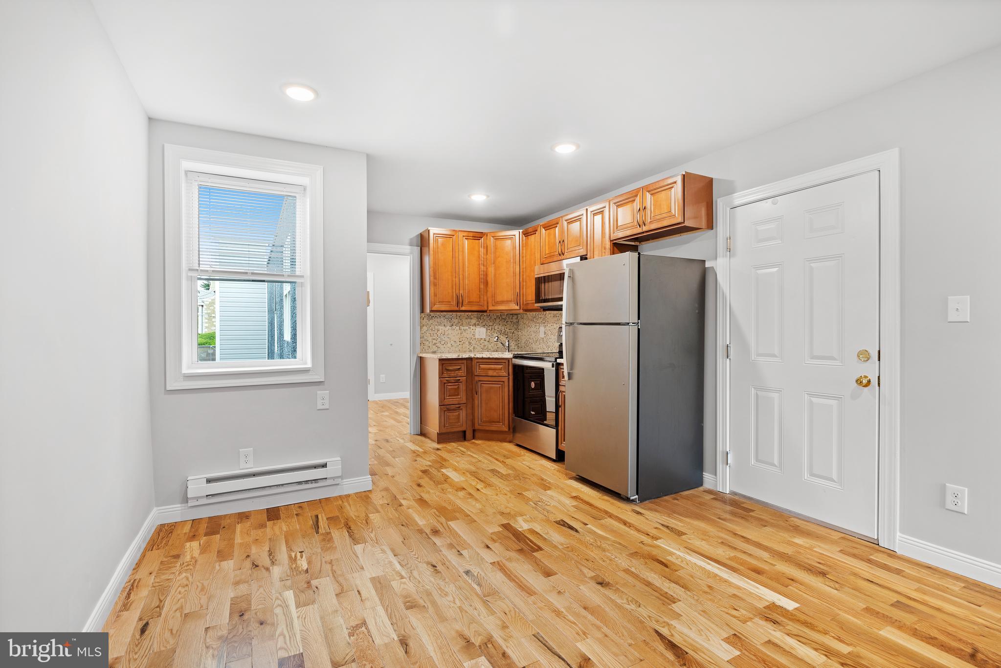 TACONY - Commercial Sale