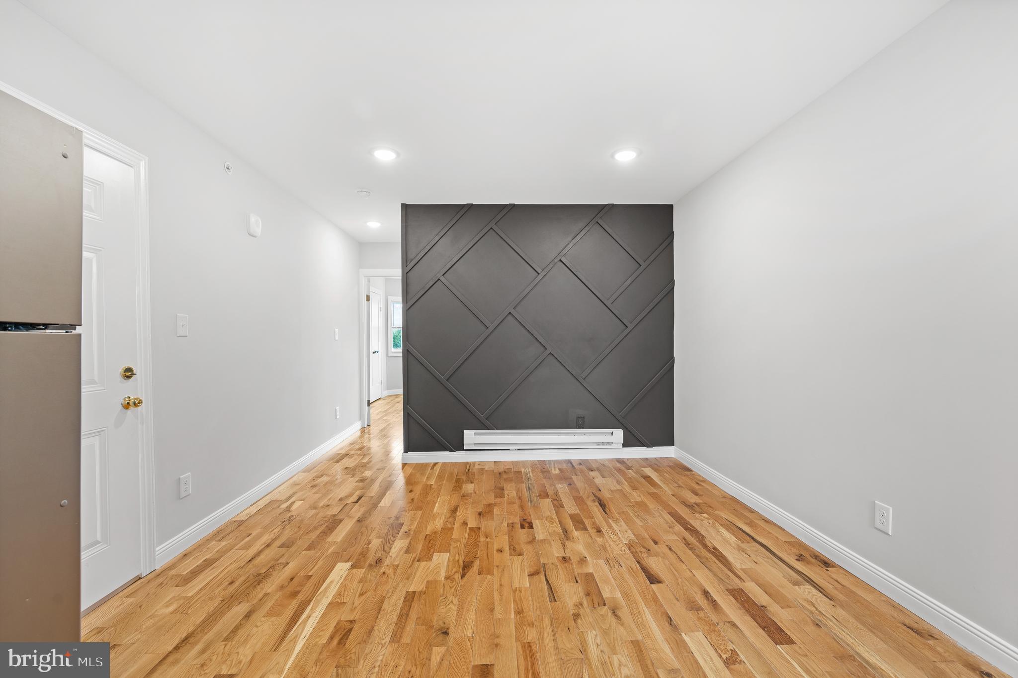 TACONY - Commercial Sale