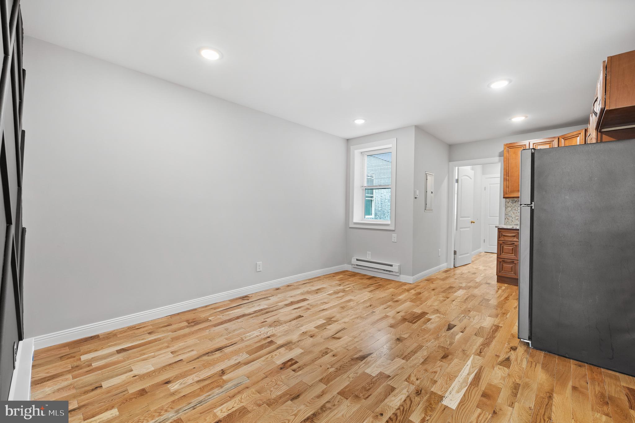 TACONY - Commercial Sale