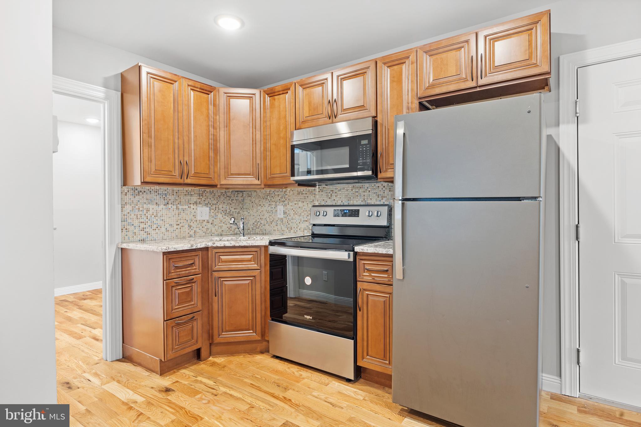 TACONY - Commercial Sale
