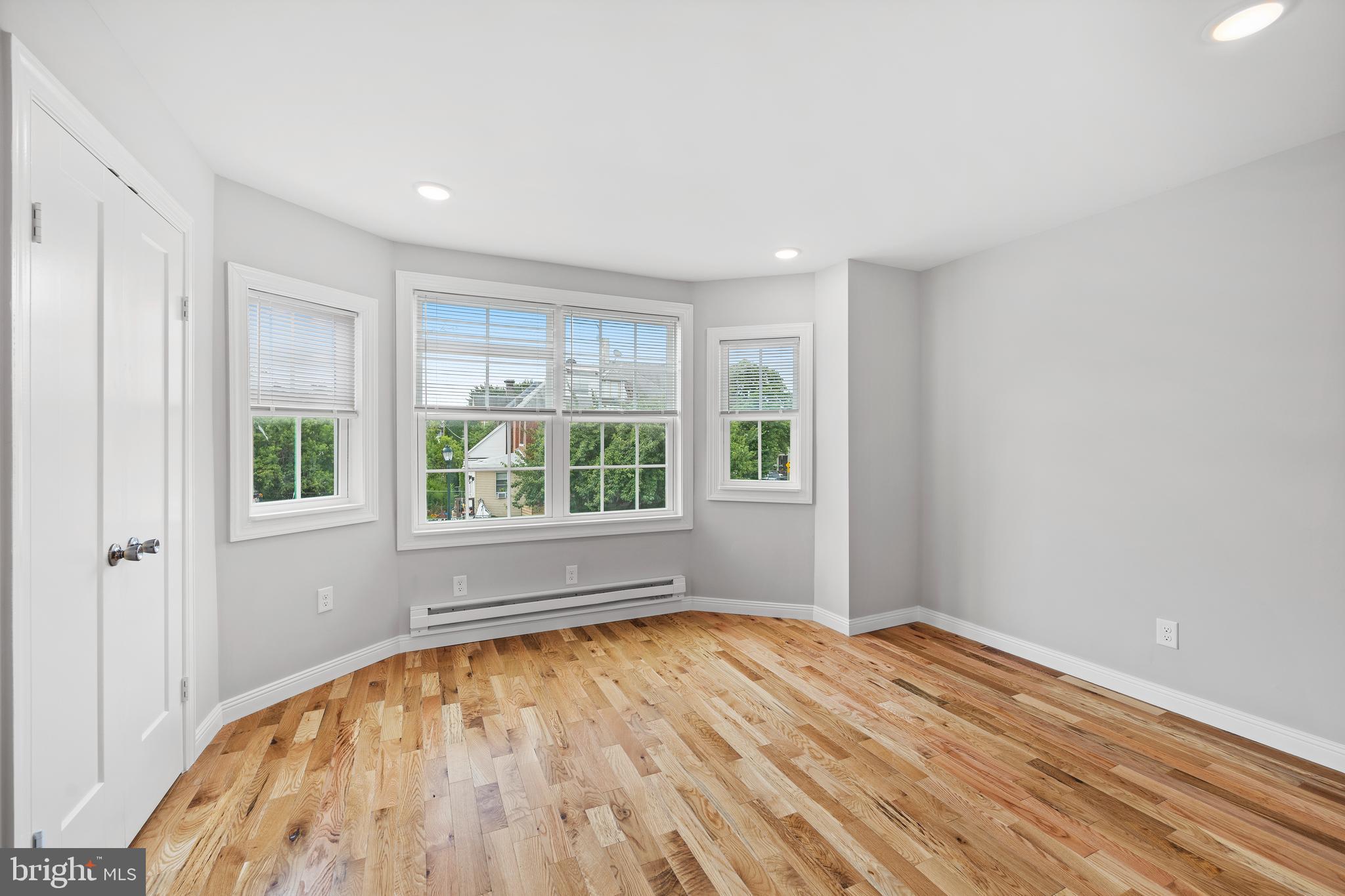TACONY - Commercial Sale