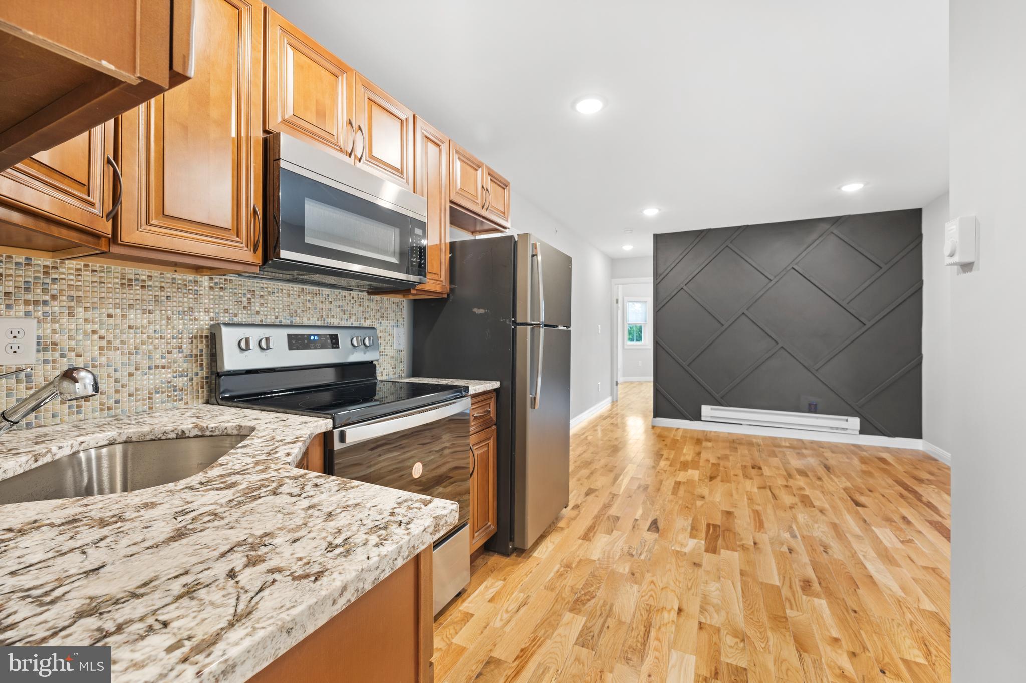 TACONY - Commercial Sale