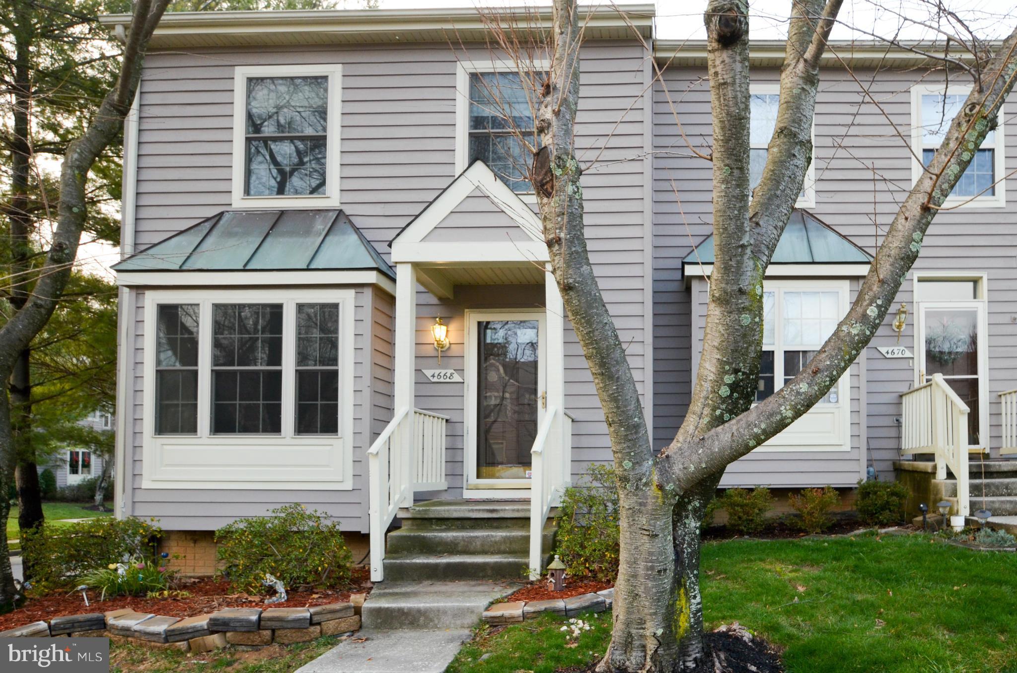 BUYER'S FINANCING FELL THRU!* EOG!  SPACIOUS ROOMS THROUGHOUT* EAT-IN KITCHEN W/CERAMIC BACKSPLASH & BAY WINDOW* OPEN DINING/ LIVING ROOM W/BUILT-INS, GAS FIREPLACE & WALK OUT TO DOUBLE DECK* MASTER STE W/VAULTED CEILING* SOME CROWN MOLDING & CHAIR RAILS* LOWER LEVEL FAMILY ROOM W/BAR (GREAT FOR ENTERTAINING)* NEW ROOF*  ENJOY THE COMMUNITY POOL, TENNIS, WALKING CIRCLE & DOG PARK! CONV LOC