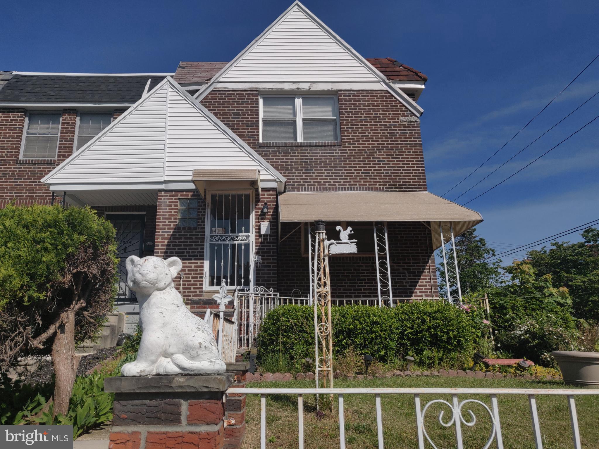 Nicely maintained 1 bedroom unit on the 2nd floor. The unit features 1 bedroom, 1 hall bathroom (with shower/tub combo), spacious living room, and full kitchen. Schedule your appointment today! This is a must-see!

3 months move-in. No Pets. No Smoking.
