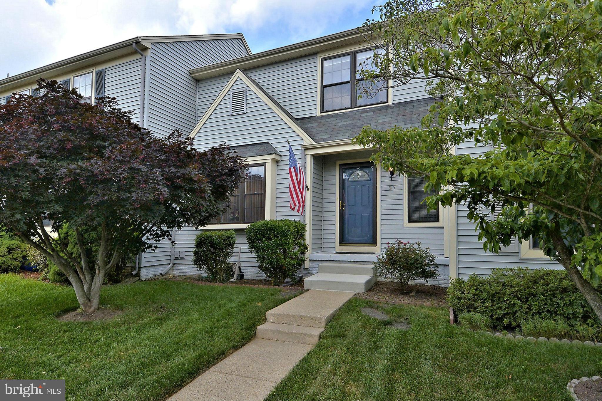 EXPERIENCE RELAXATION , YOUR  DECK BACKS TO TREES,COME SEE THIS 3BEDROOM ,2.5 BATH TOWNHOME IN COUNTRYSIDE*NEWER STAINLESS APPLIANCES*FRESHLY PAINTED* WALK-OUT BASEMENT* WOOD BURNING FIREPLACE IN REC ROOM* GREAT STARTER HOME* COUNTRYSIDE AMENITIES* PARK IN #40