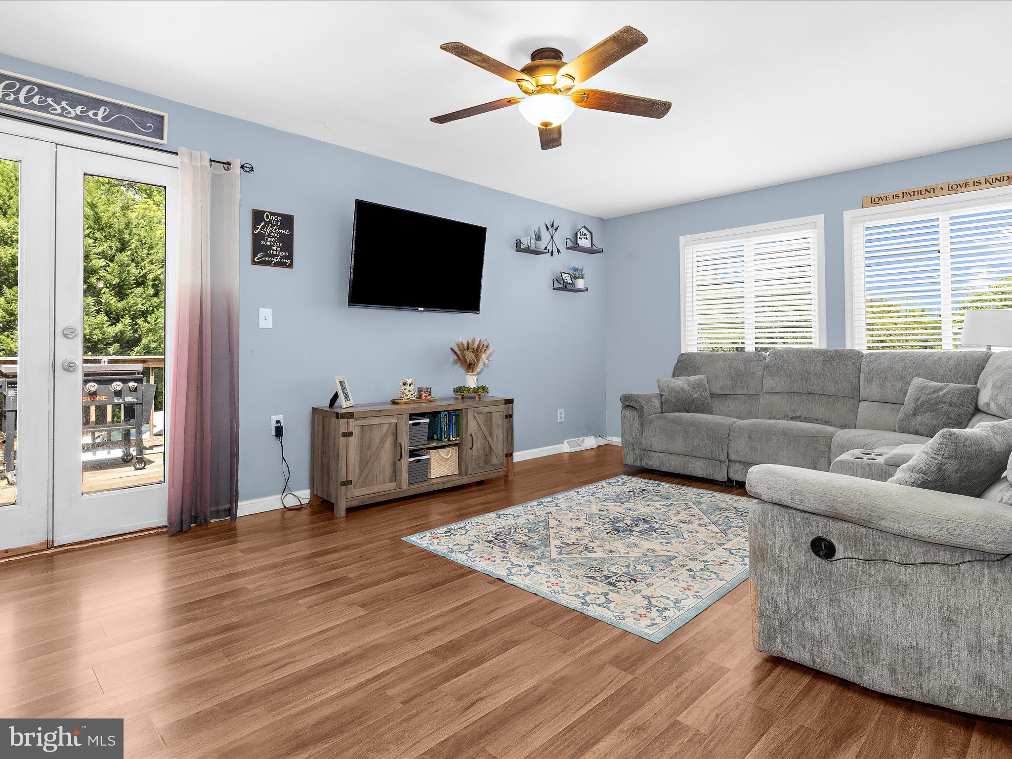 WOODLAND BEACH - Residential
