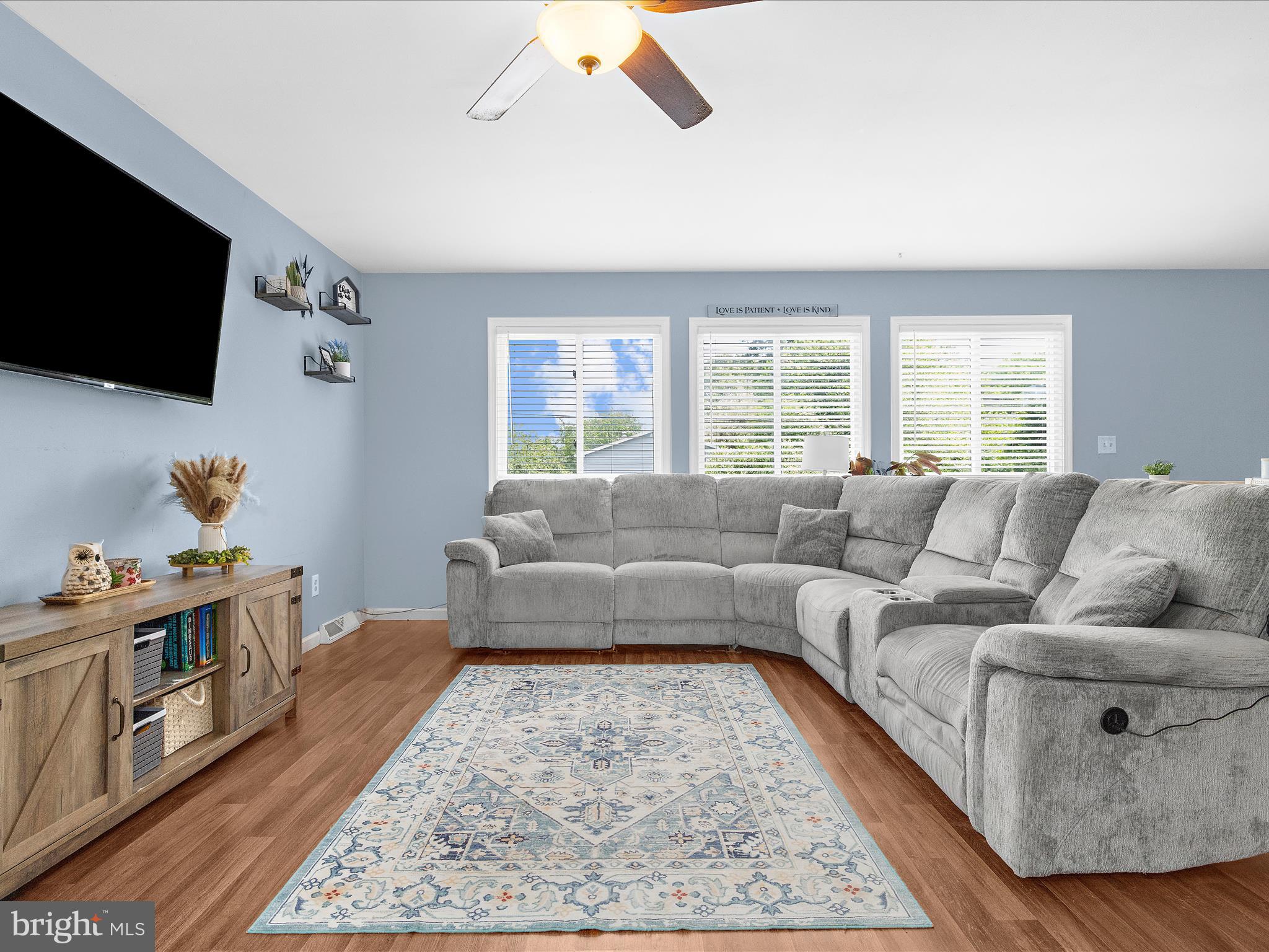 WOODLAND BEACH - Residential