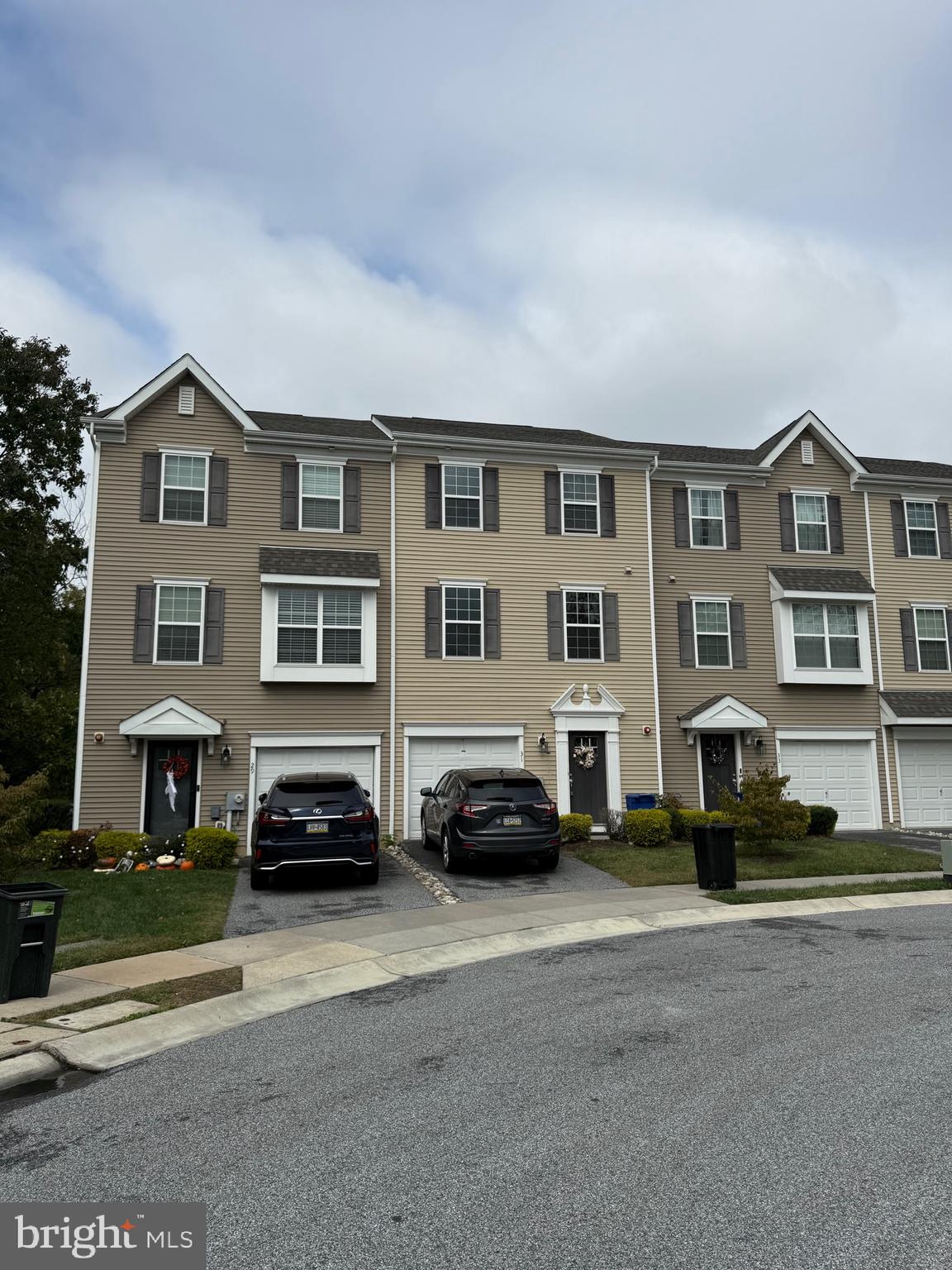 31 Faraday Court offers plenty of potential! Being sold as-is with squatter. No access.