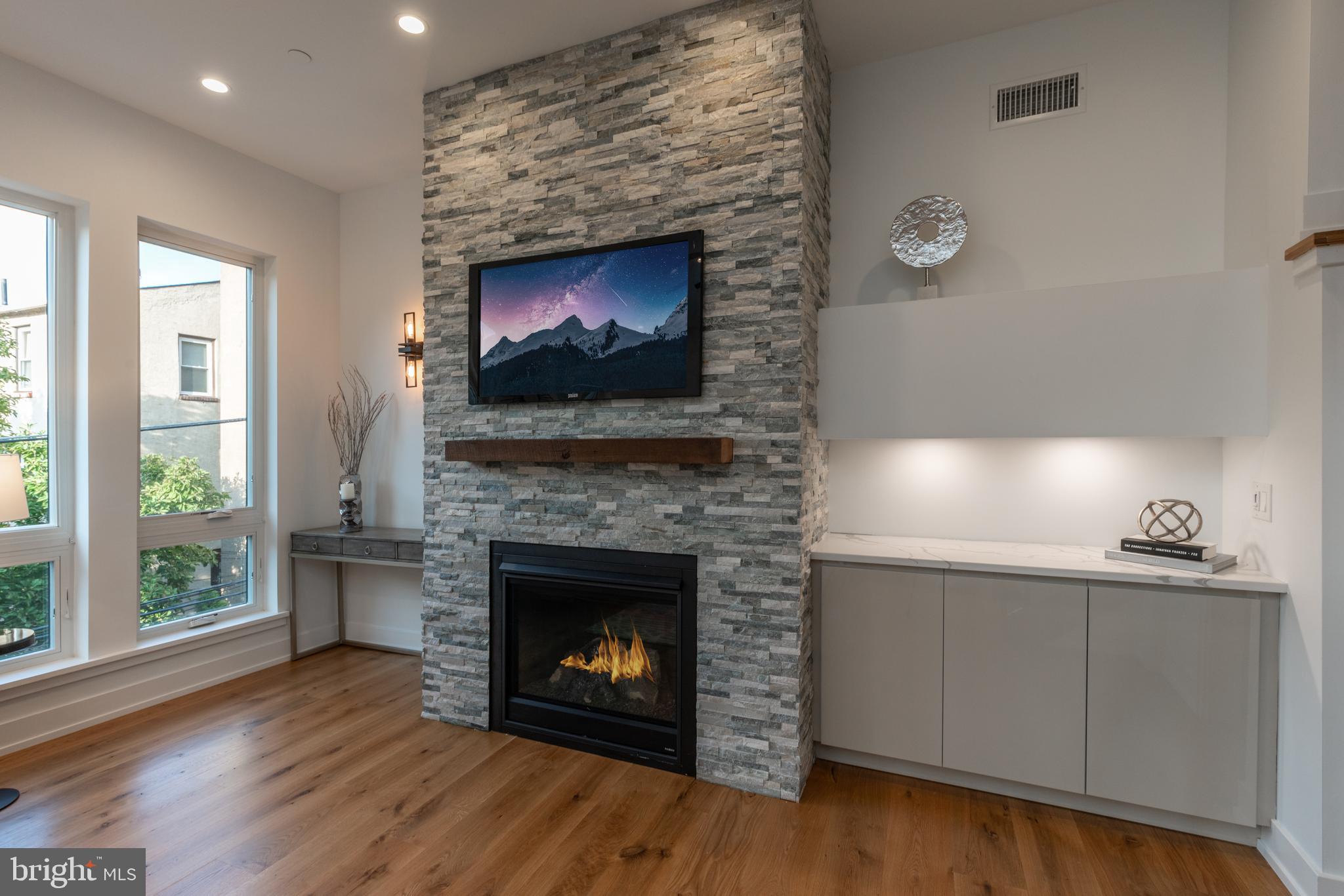 QUEEN VILLAGE - Residential