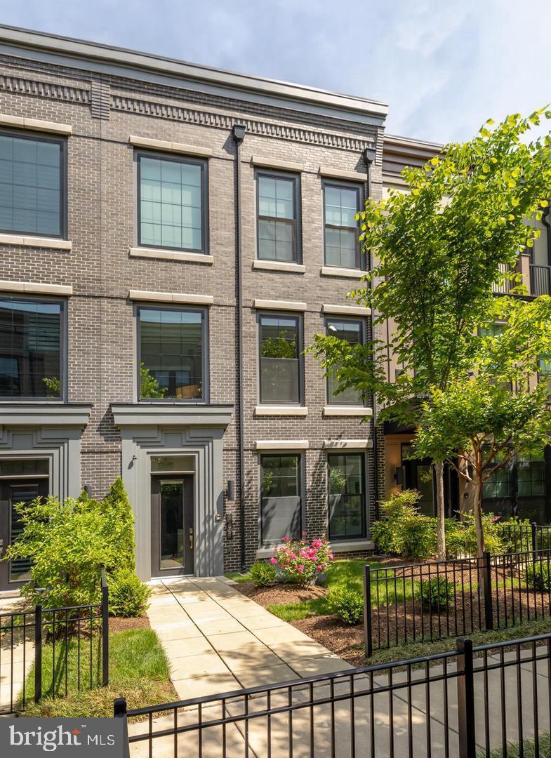 ONE LOUDOUN - Residential