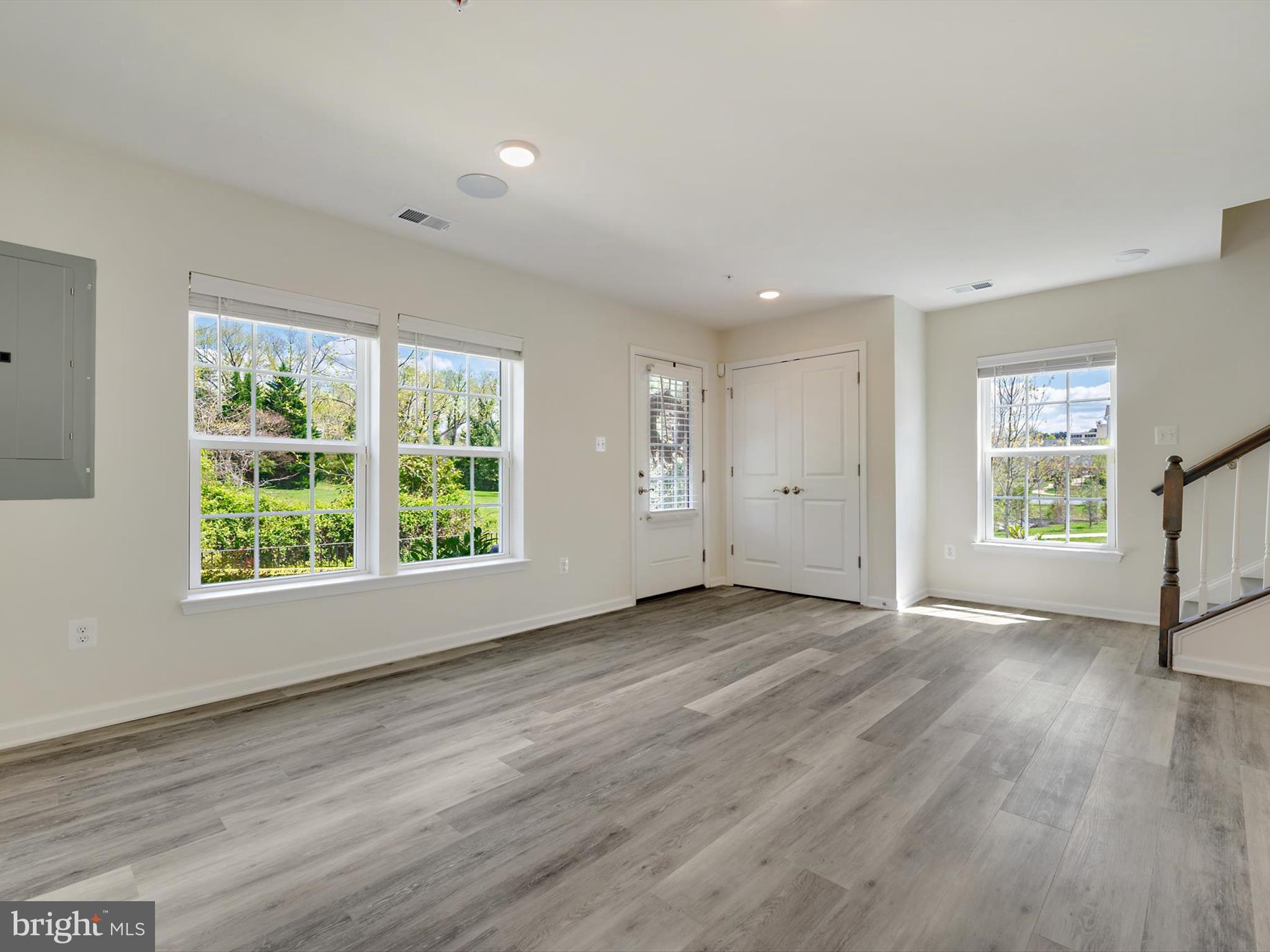 METRO POINTE - Residential