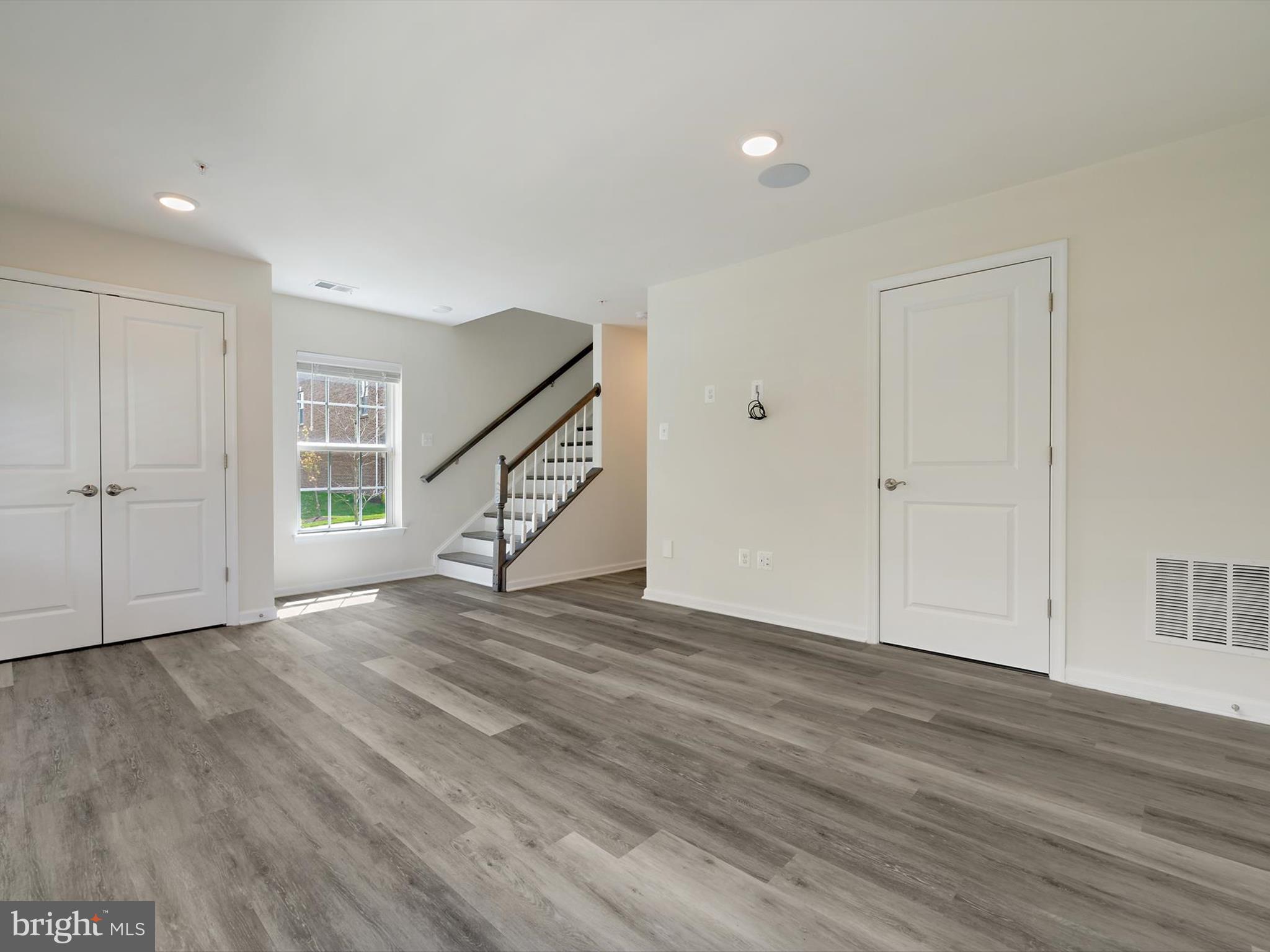 METRO POINTE - Residential