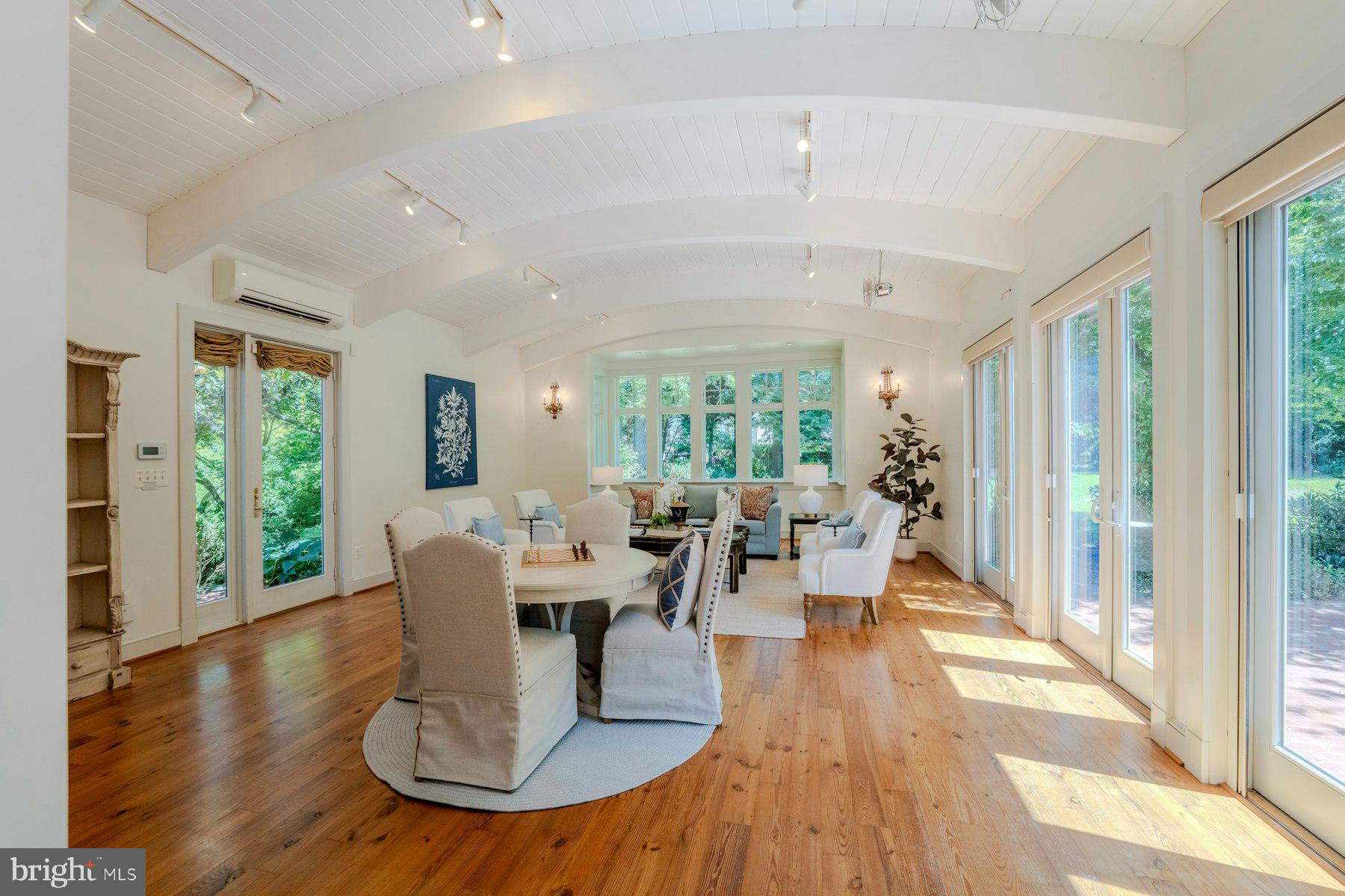 COLONIAL SQUARE - Residential
