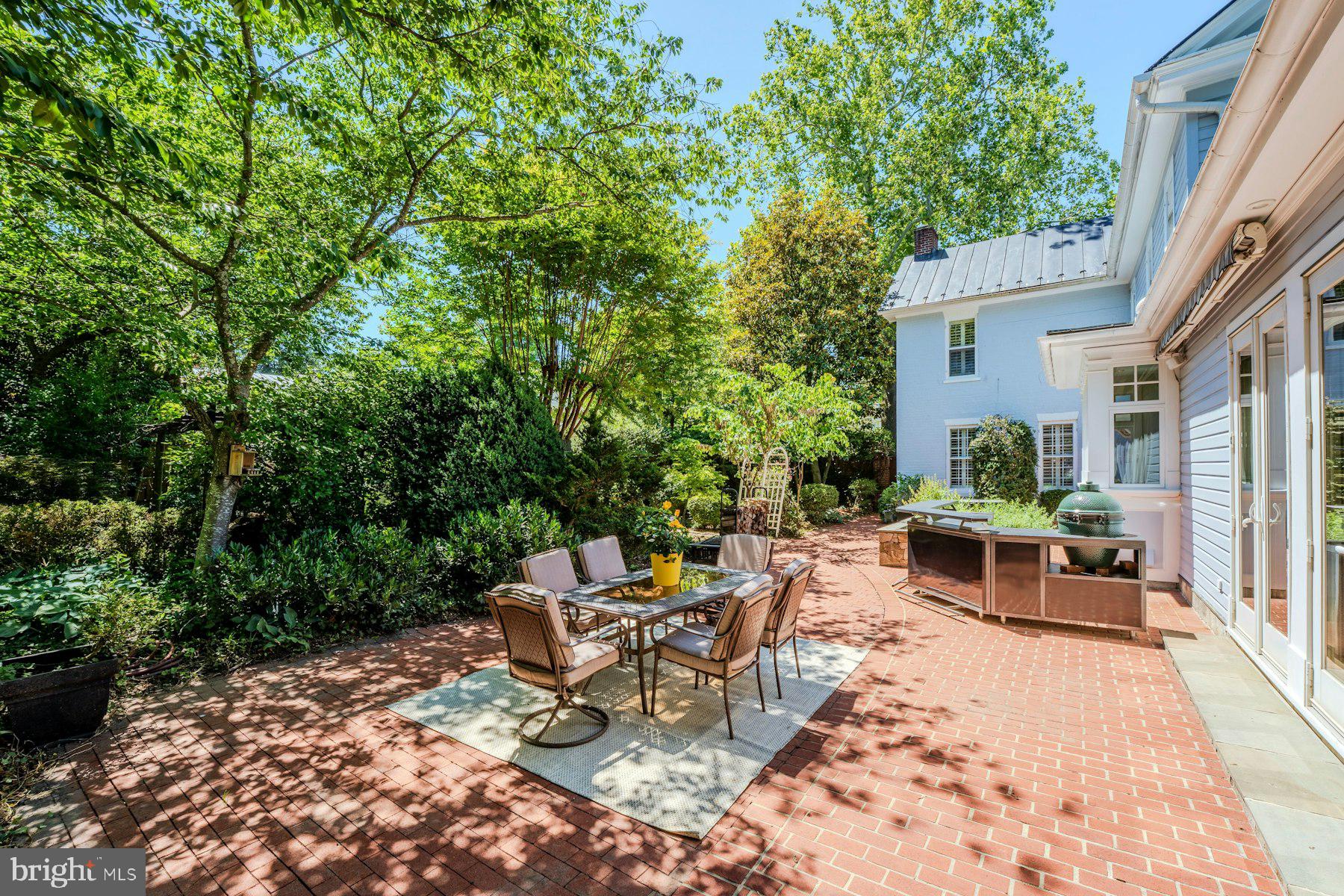 COLONIAL SQUARE - Residential