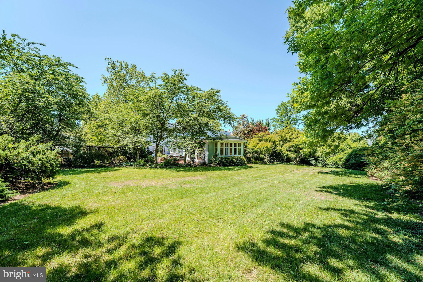 COLONIAL SQUARE - Residential