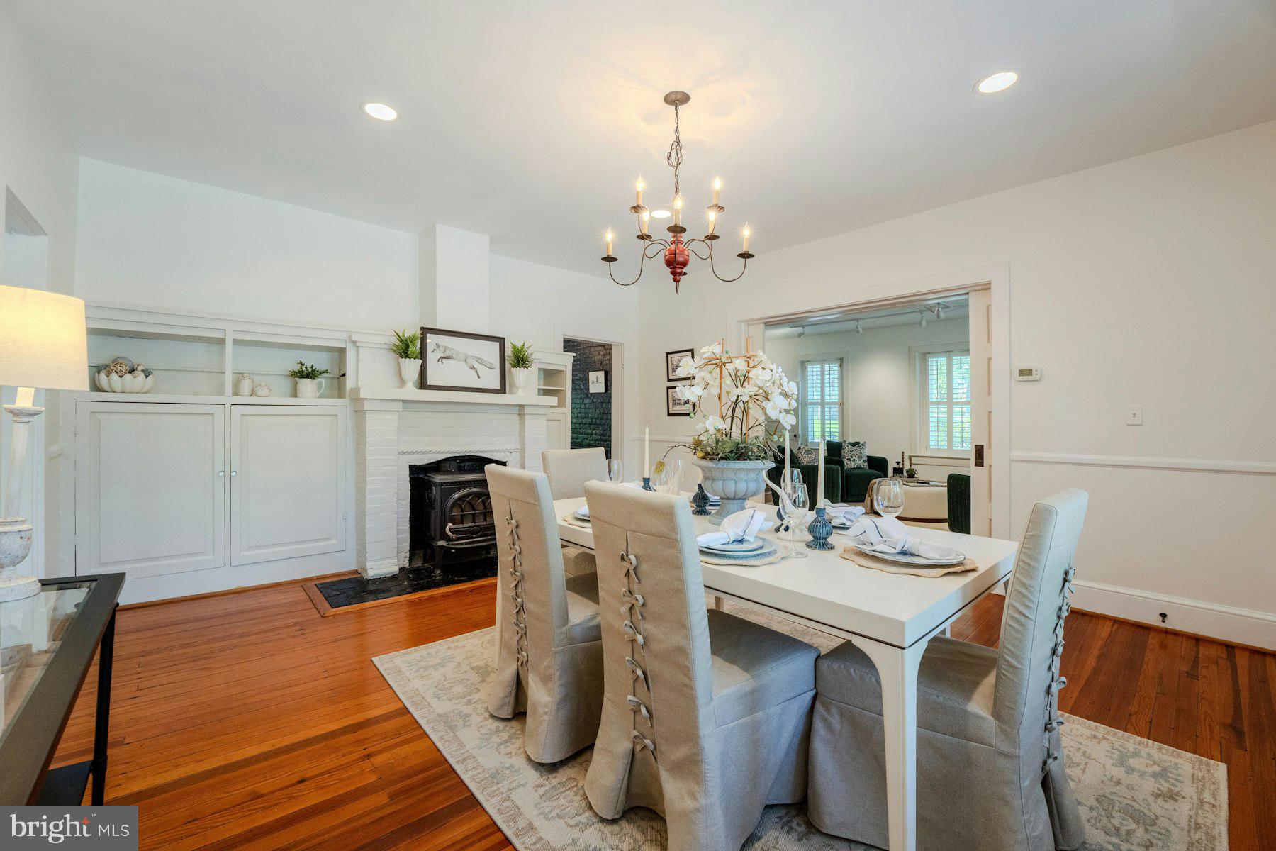 COLONIAL SQUARE - Residential