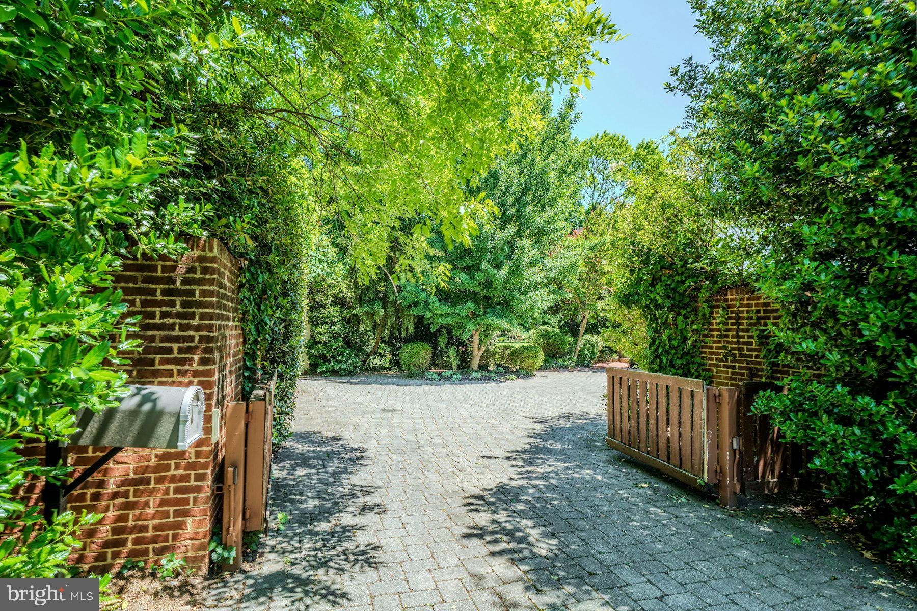COLONIAL SQUARE - Residential
