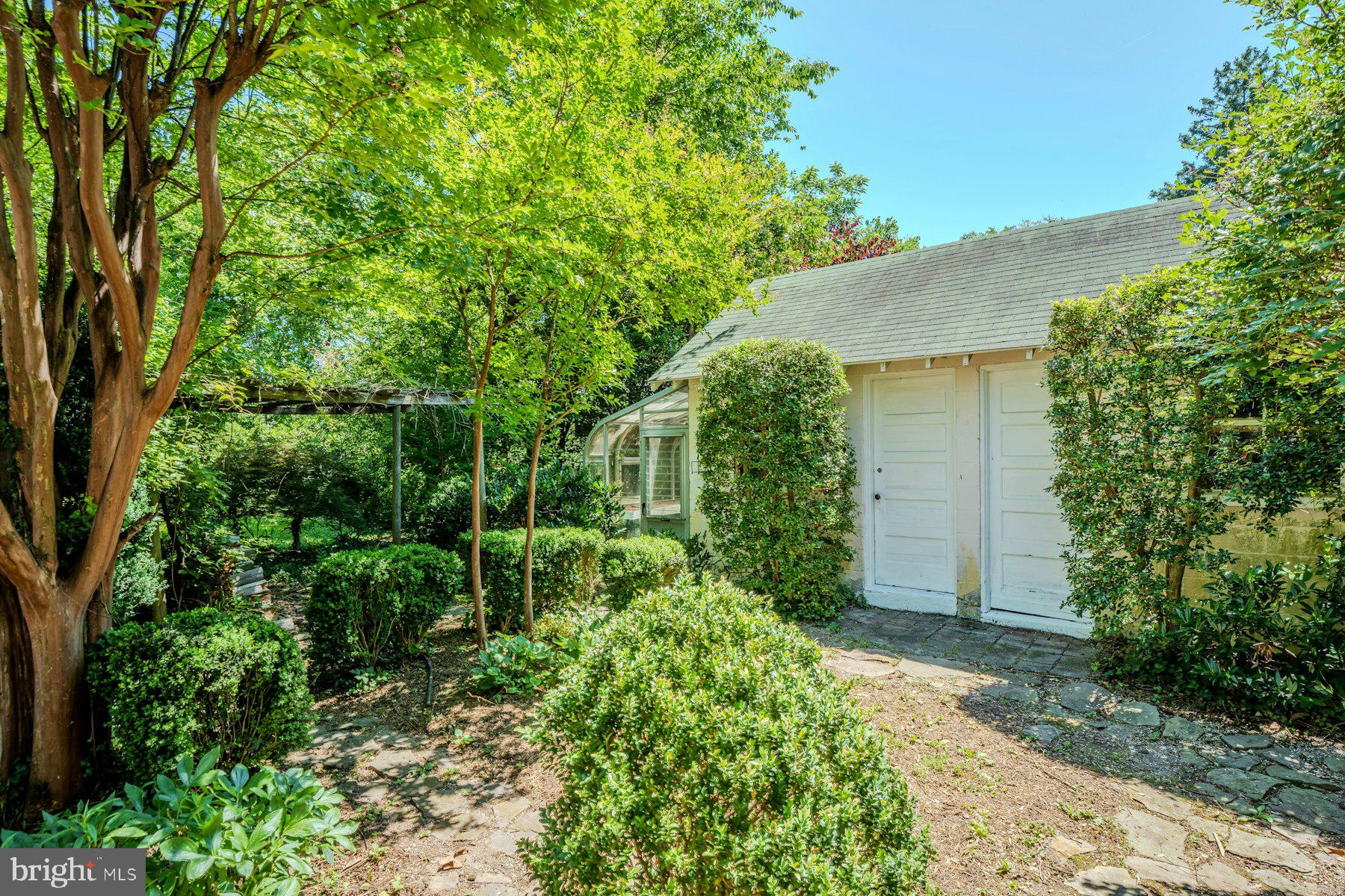 COLONIAL SQUARE - Residential