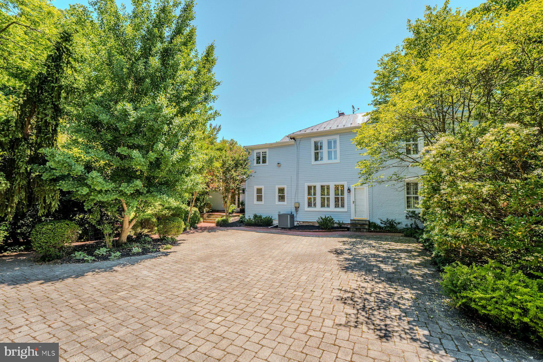 COLONIAL SQUARE - Residential