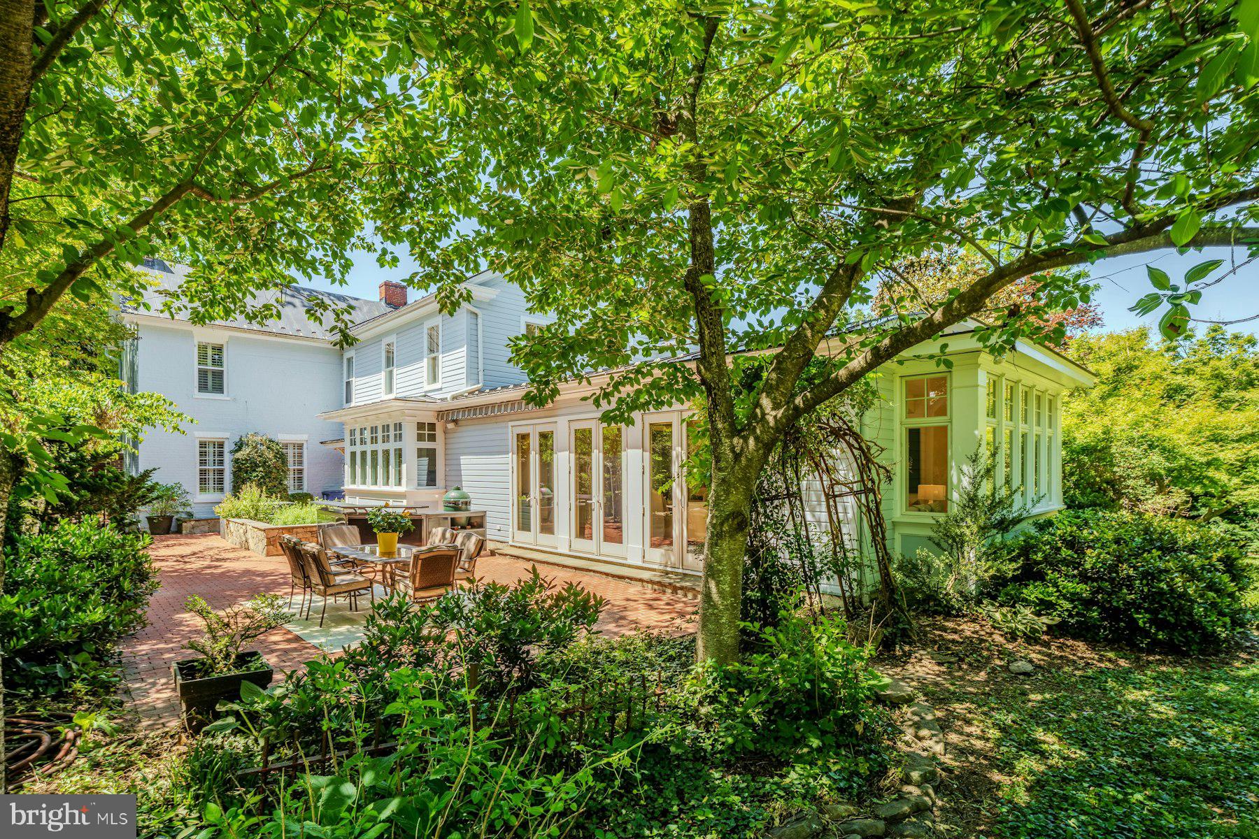 COLONIAL SQUARE - Residential