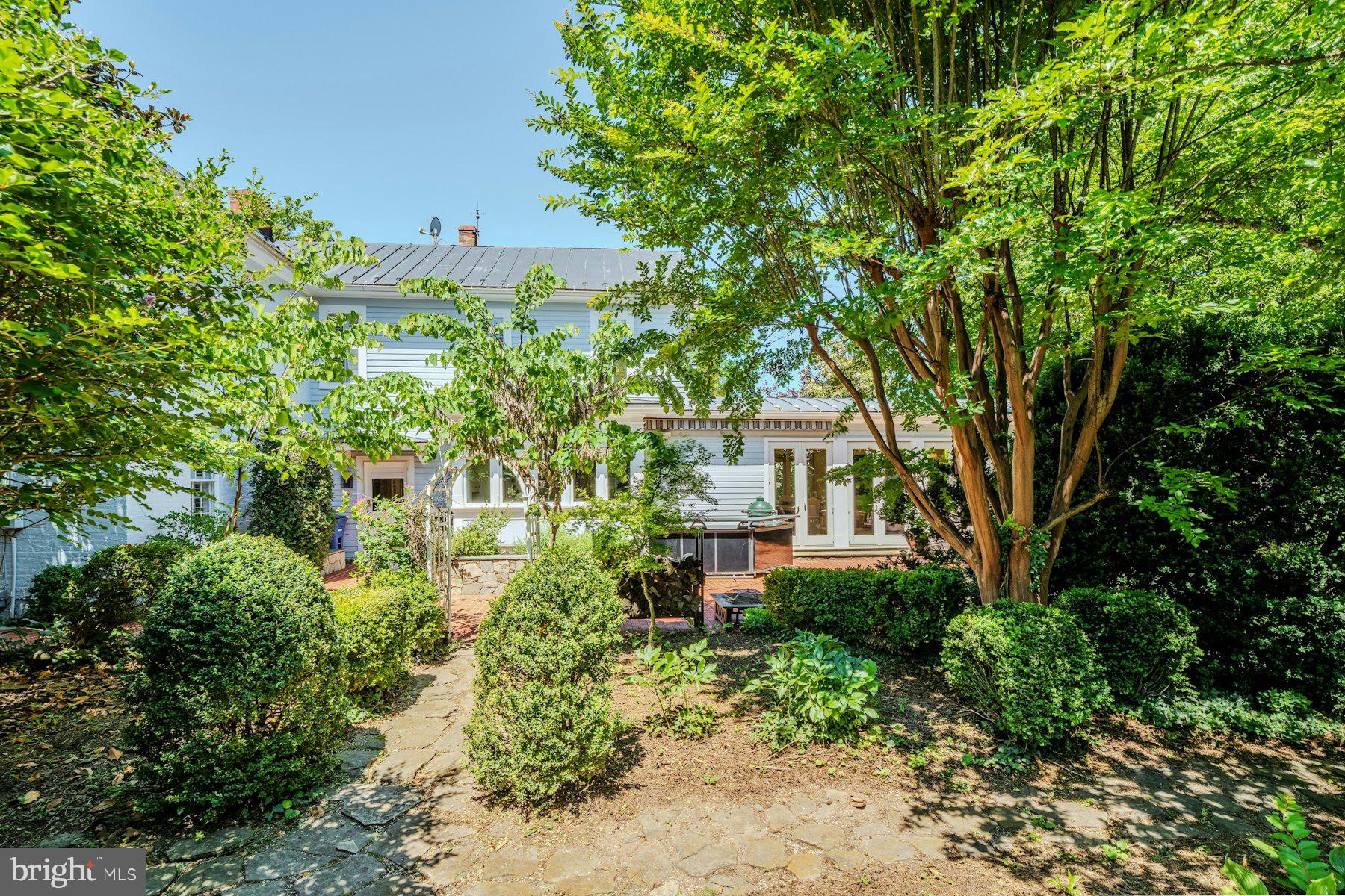 COLONIAL SQUARE - Residential