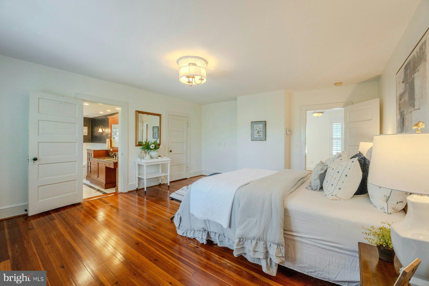 COLONIAL SQUARE - Residential