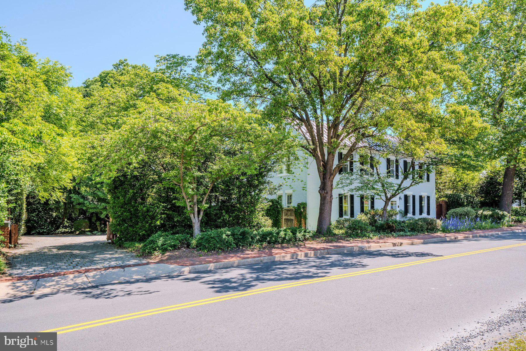 COLONIAL SQUARE - Residential