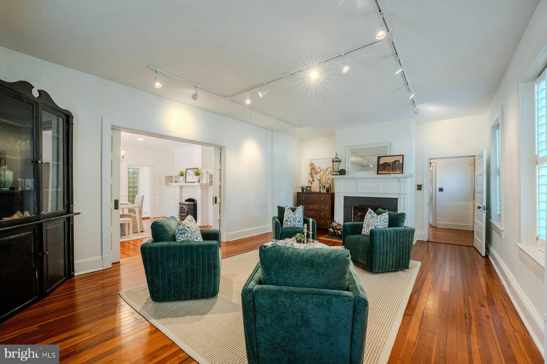 COLONIAL SQUARE - Residential