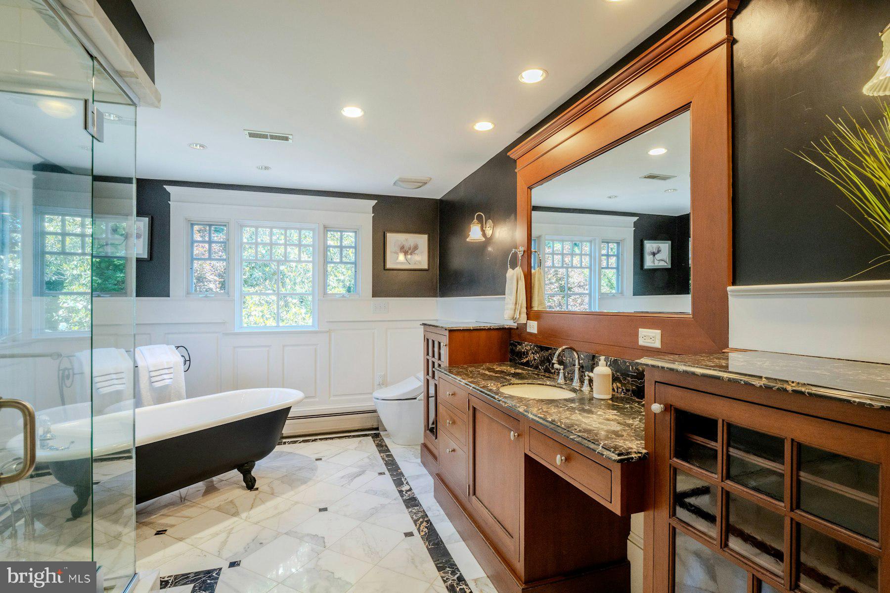 COLONIAL SQUARE - Residential