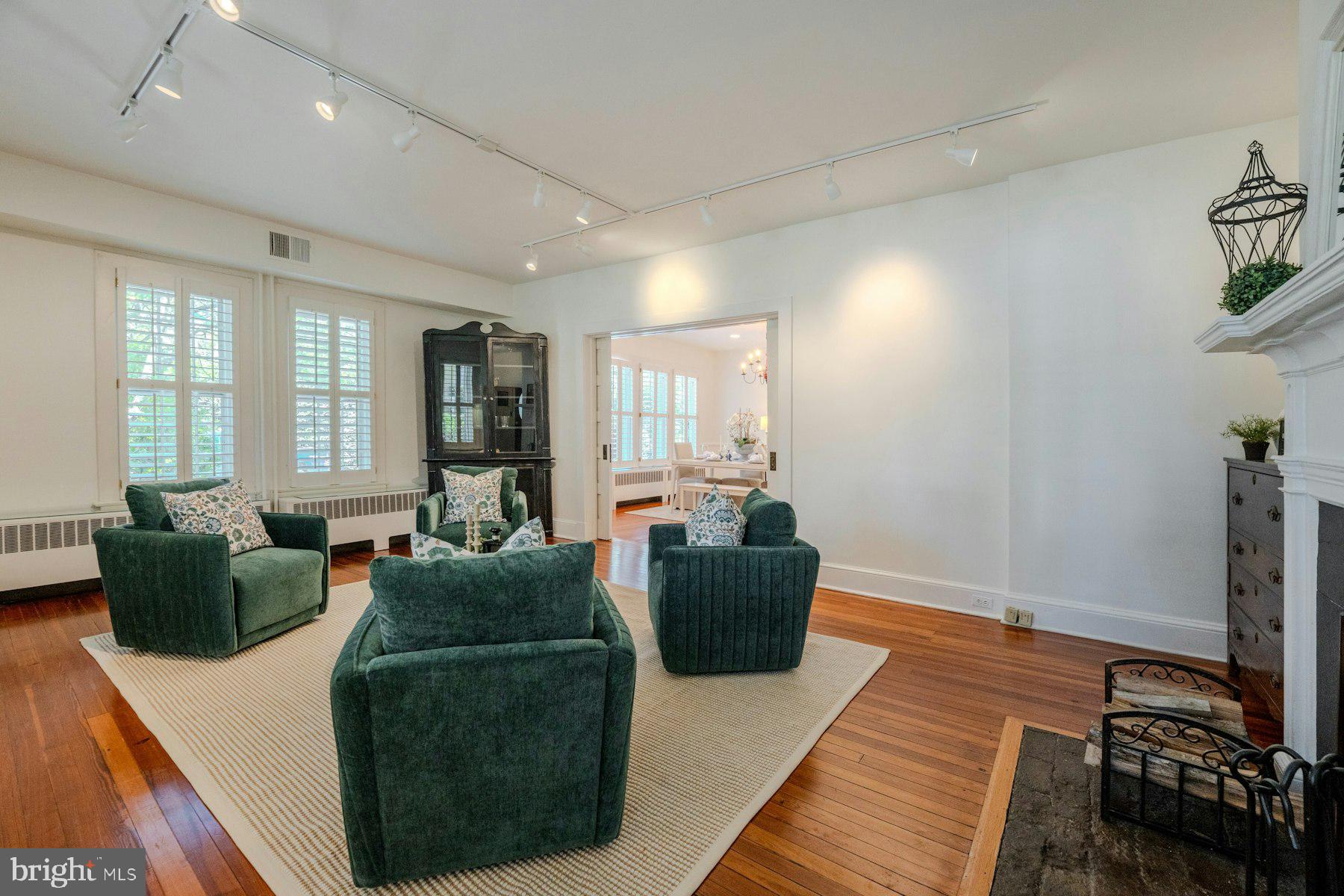 COLONIAL SQUARE - Residential