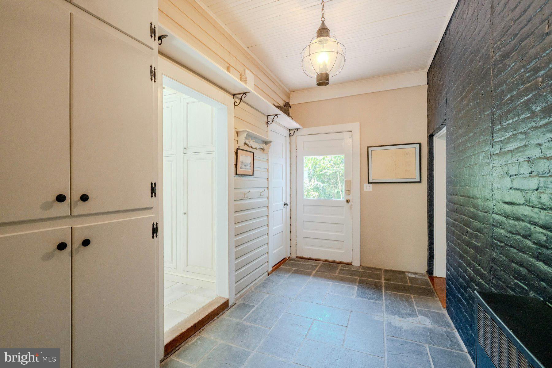 COLONIAL SQUARE - Residential