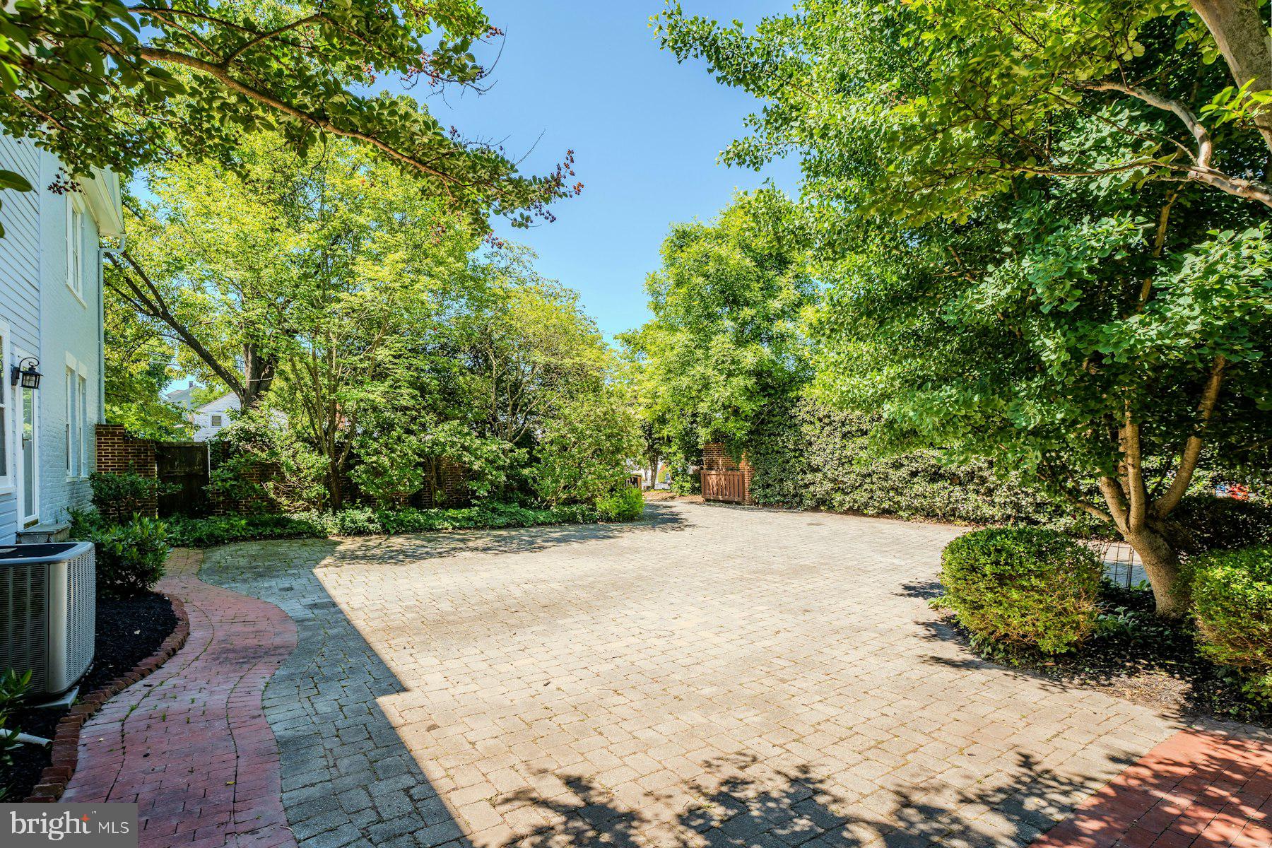 COLONIAL SQUARE - Residential