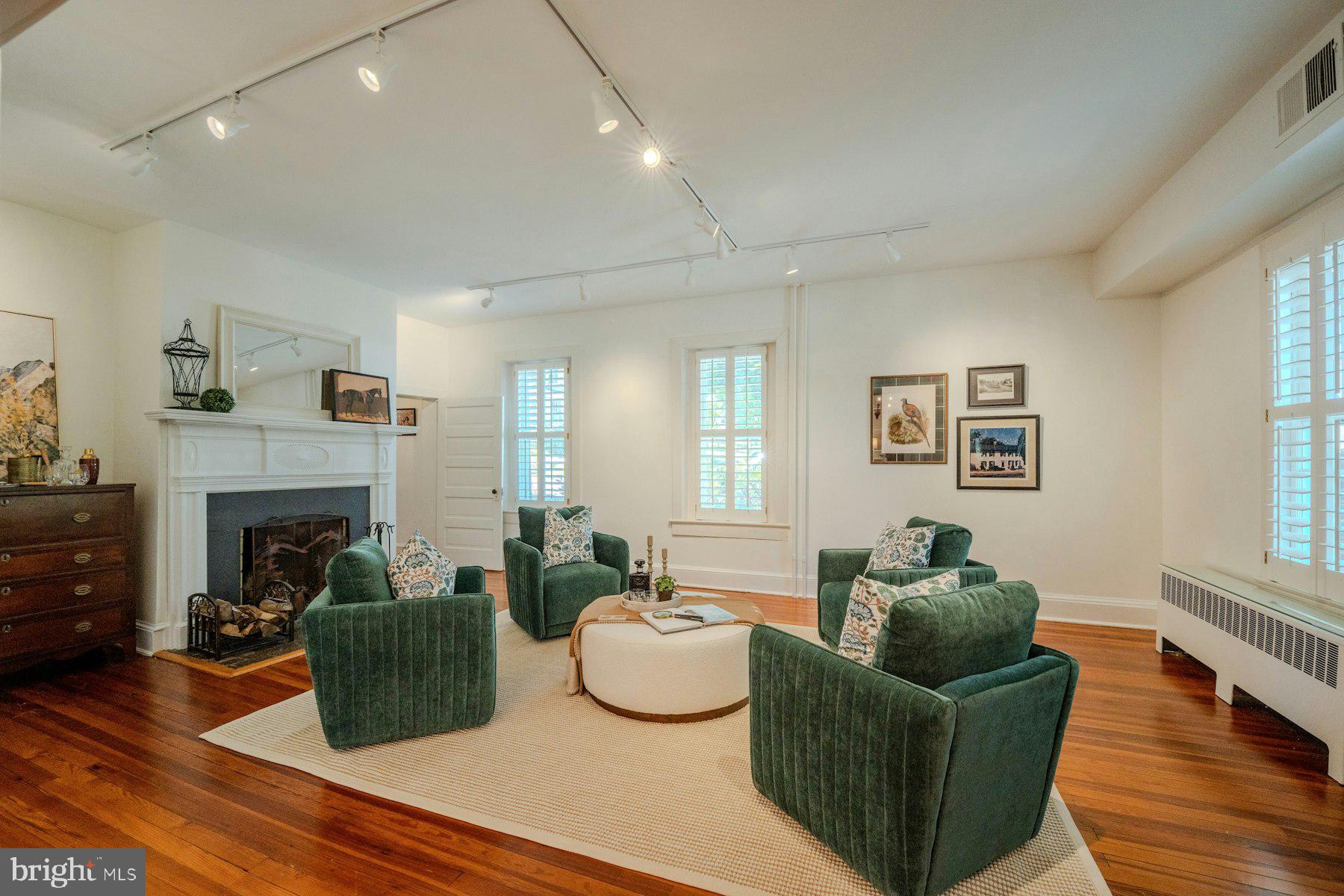 COLONIAL SQUARE - Residential