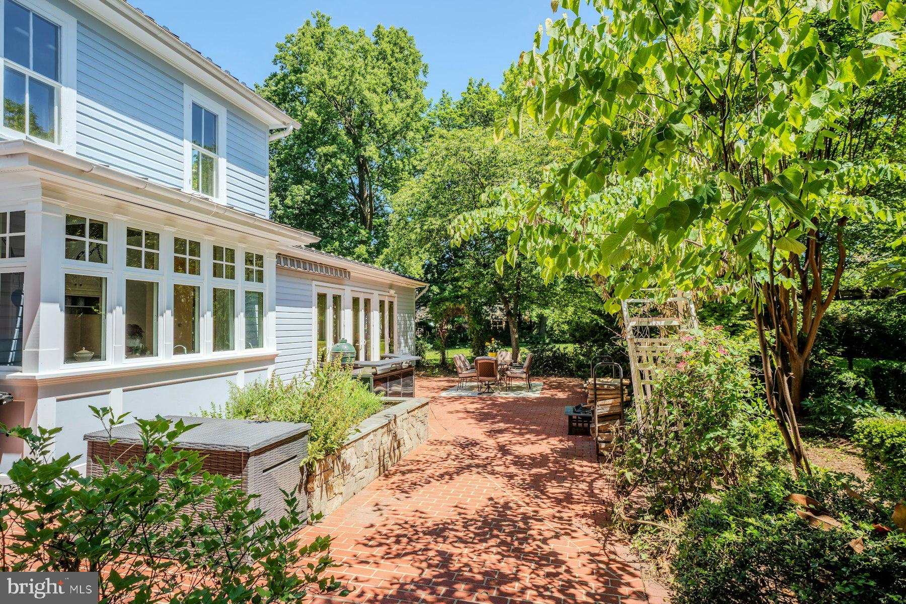COLONIAL SQUARE - Residential