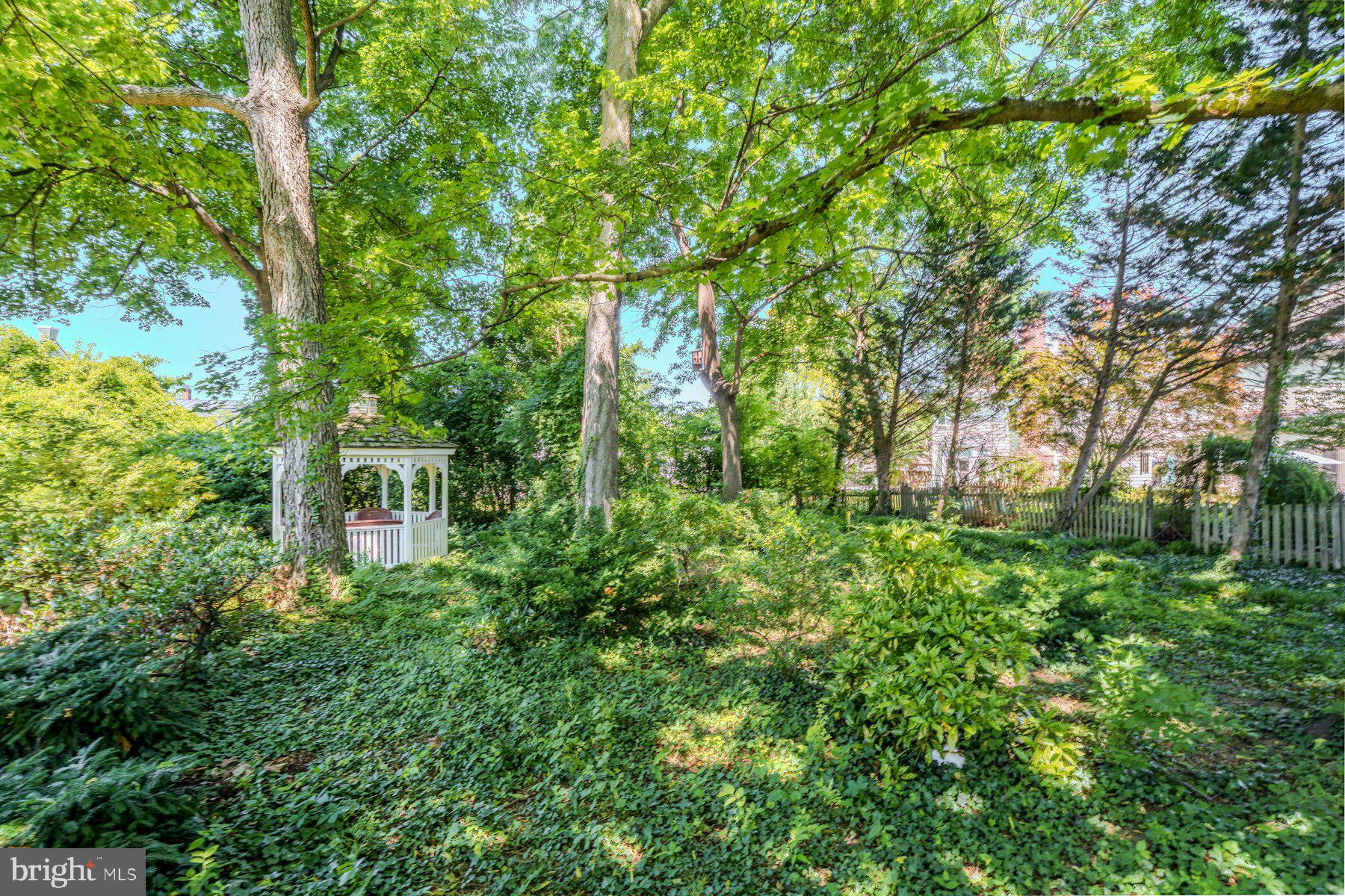 COLONIAL SQUARE - Residential