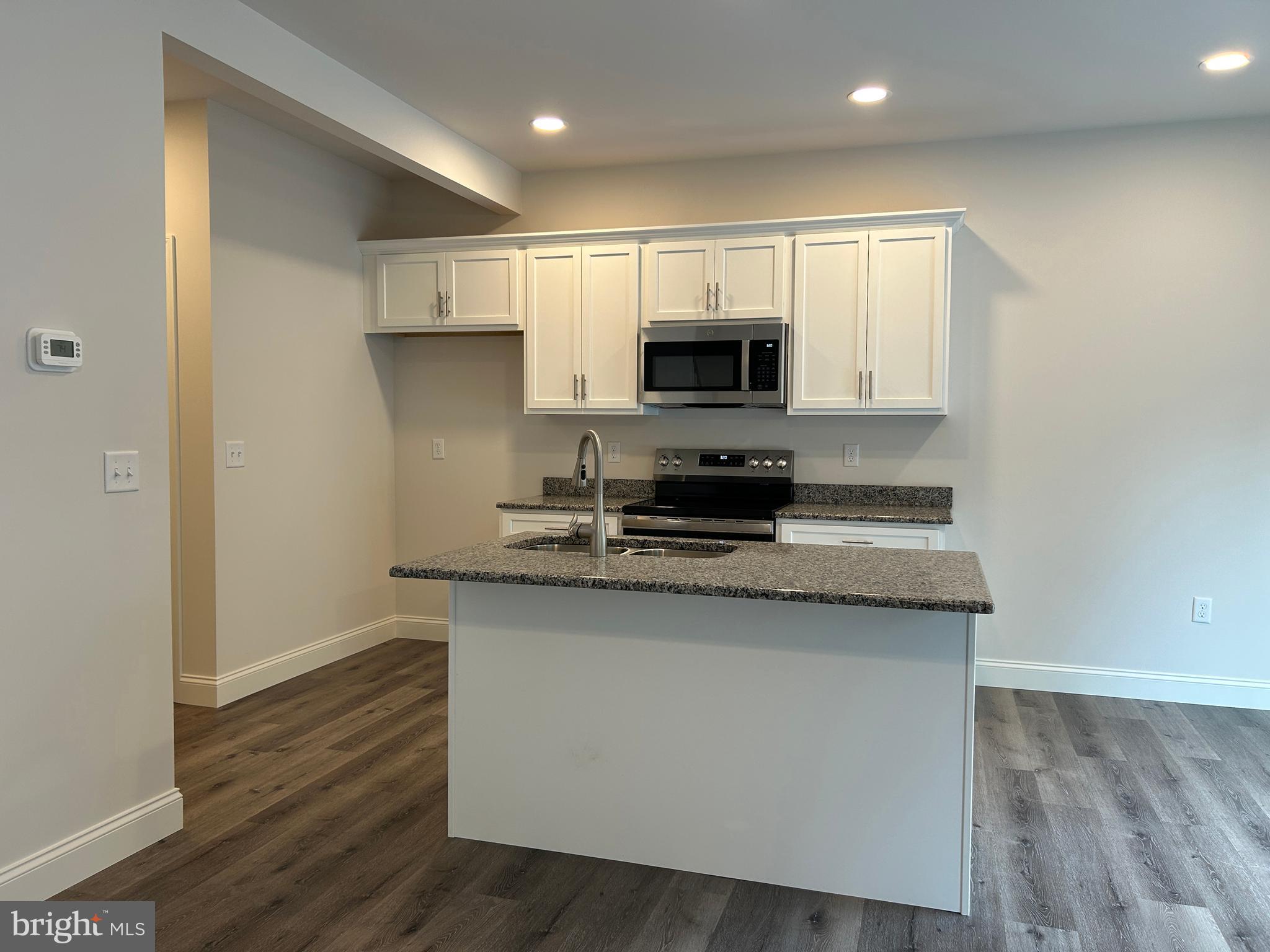 WOODLAND HILLS - Residential