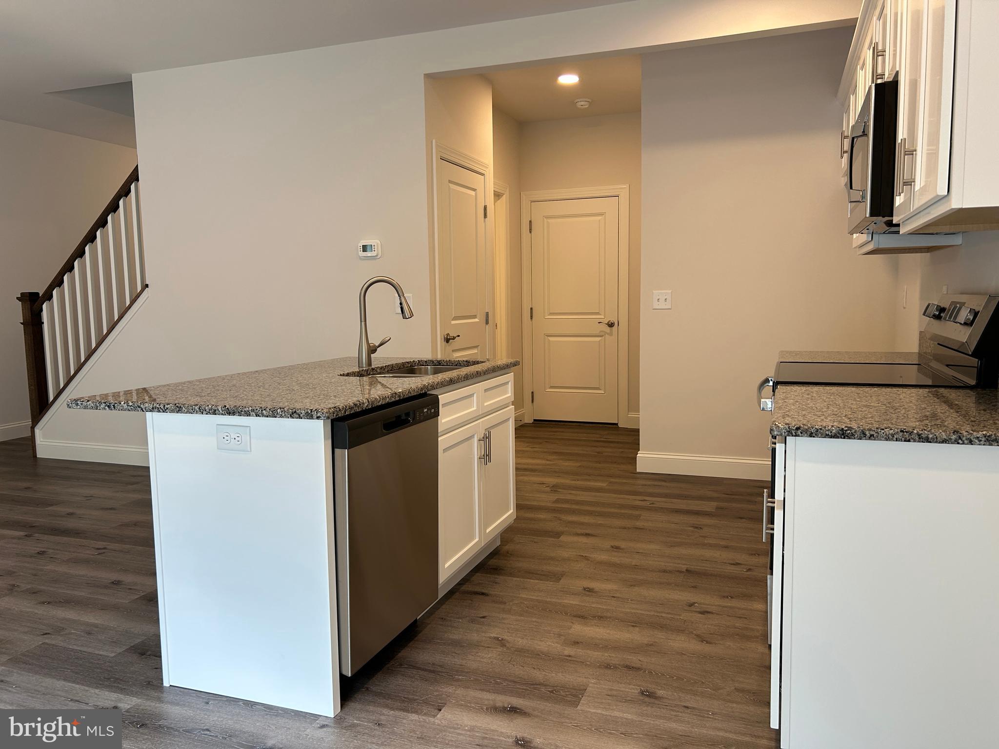 WOODLAND HILLS - Residential