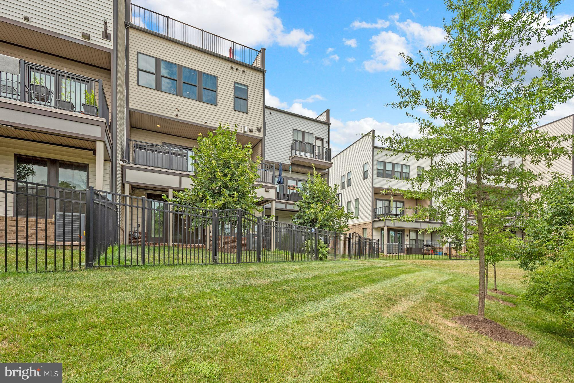 GARDEN DISTRICT AT BRAMBLETON TOWN CENTER - Residential