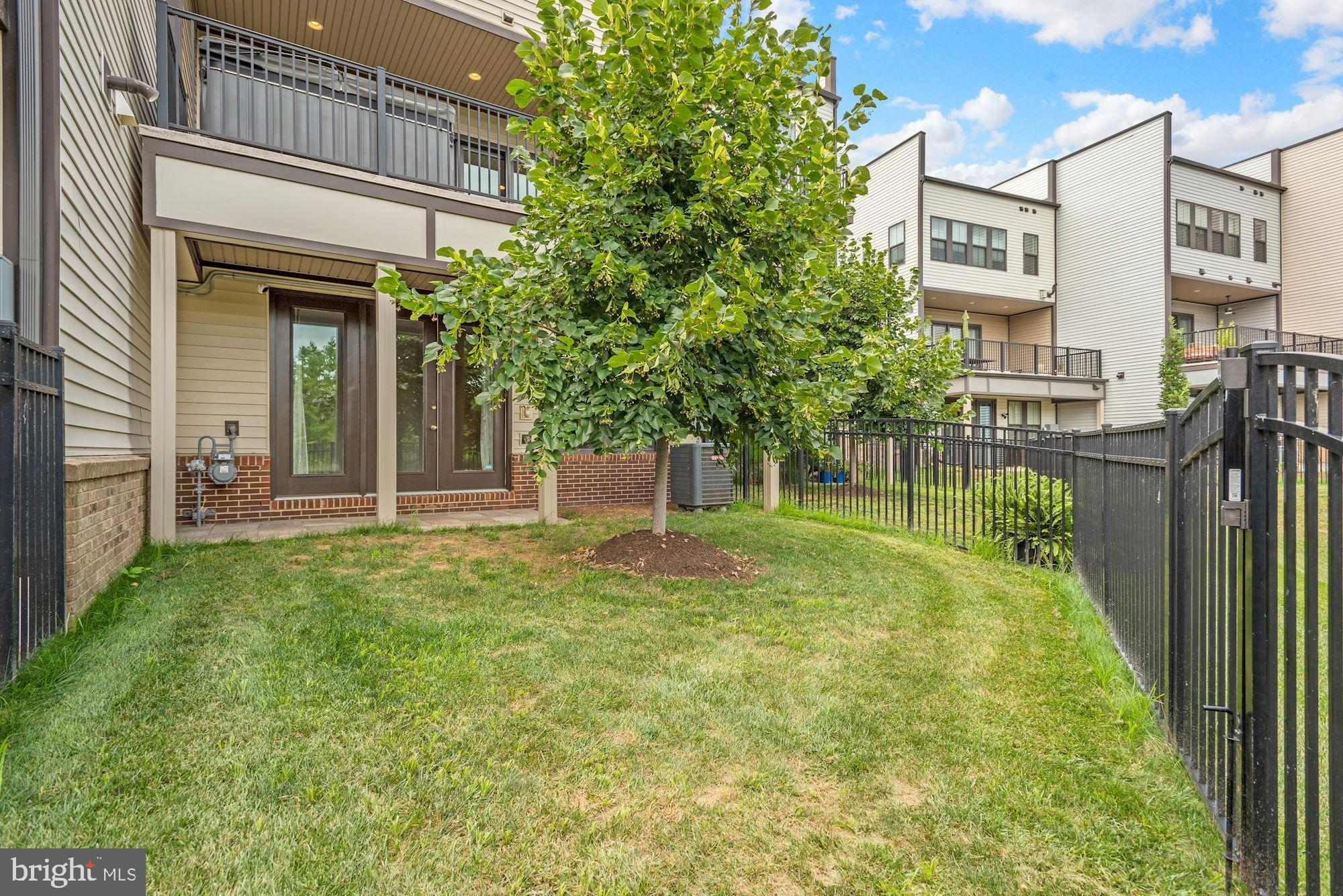 GARDEN DISTRICT AT BRAMBLETON TOWN CENTER - Residential