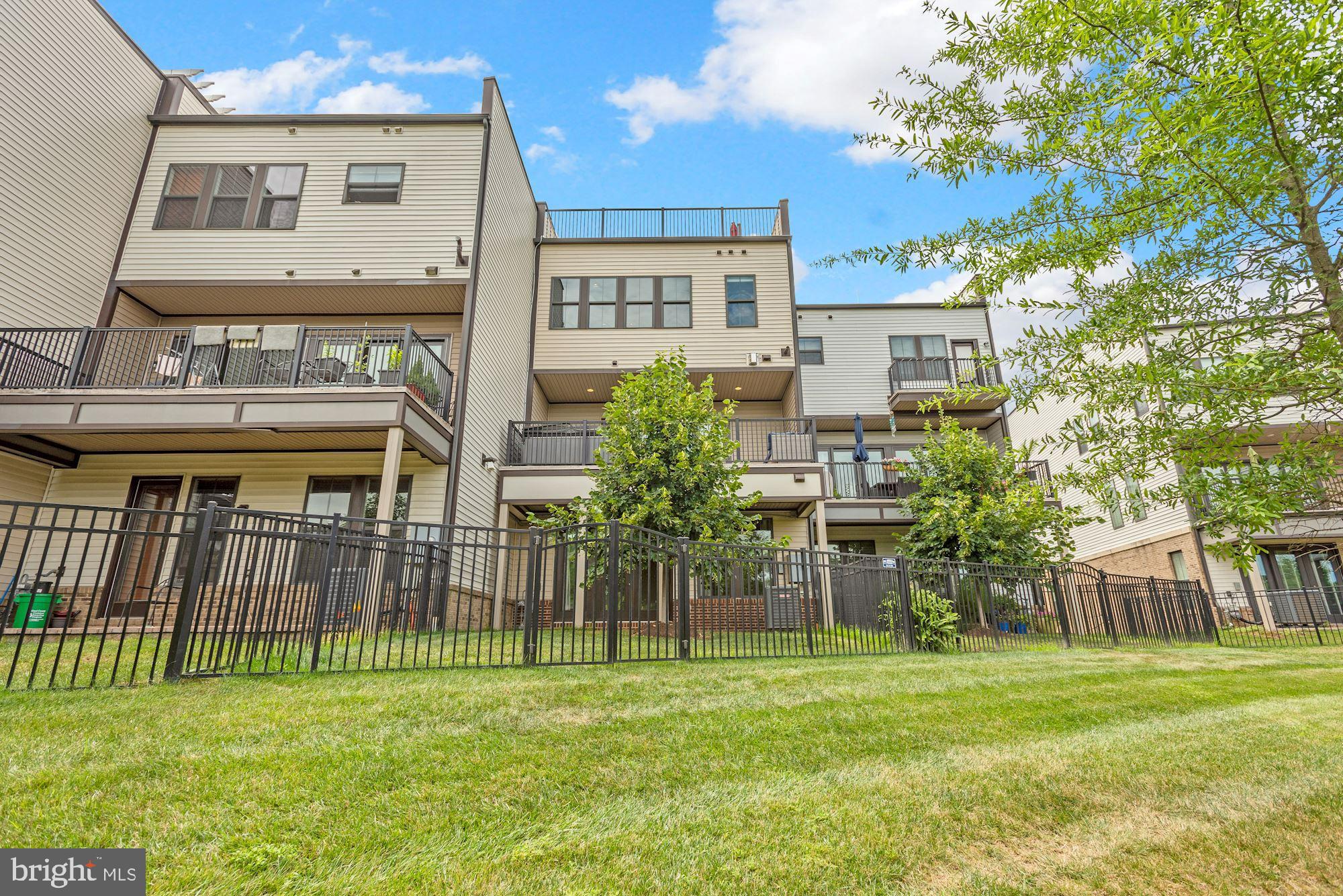 GARDEN DISTRICT AT BRAMBLETON TOWN CENTER - Residential