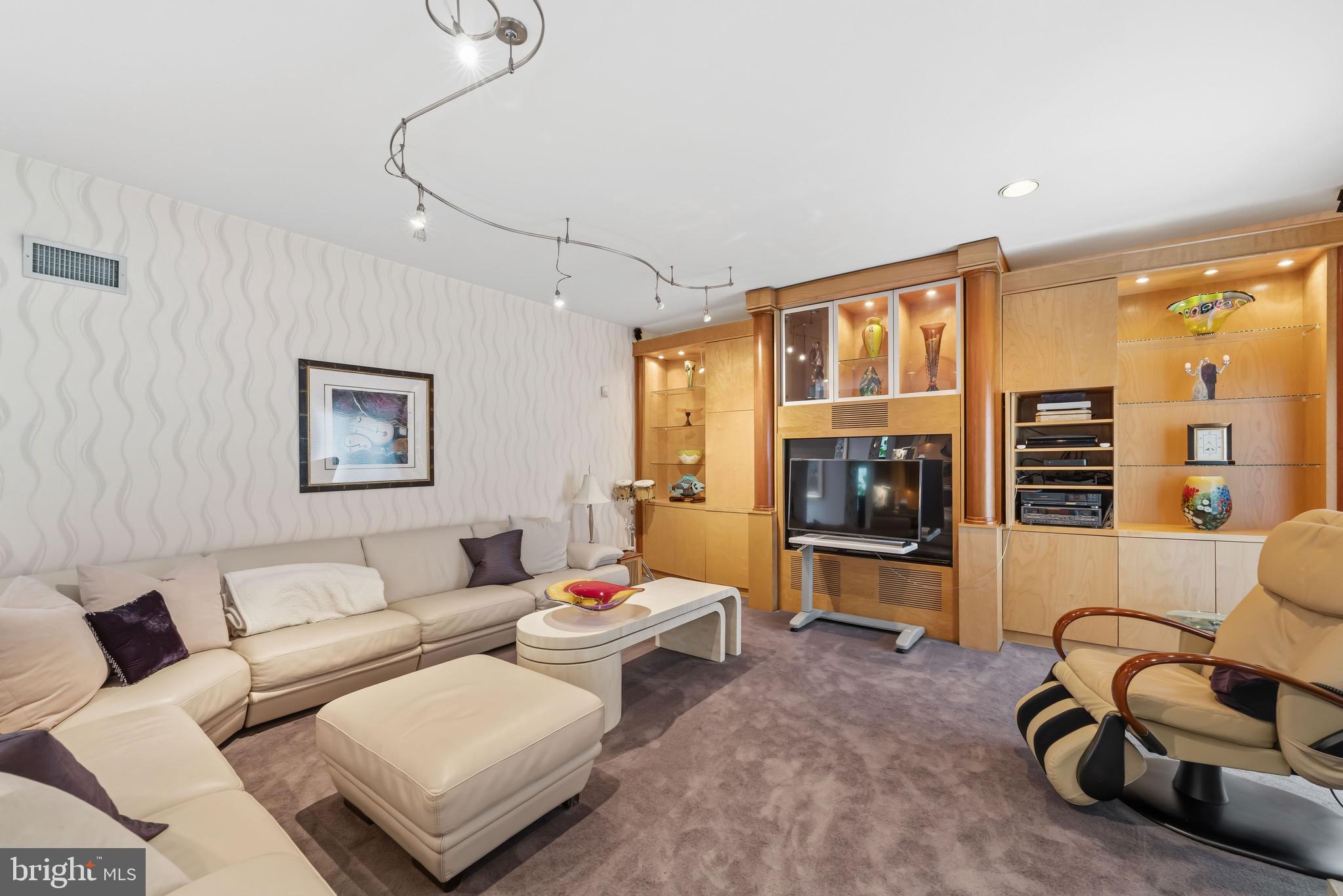 JUSTA FARMS - Residential