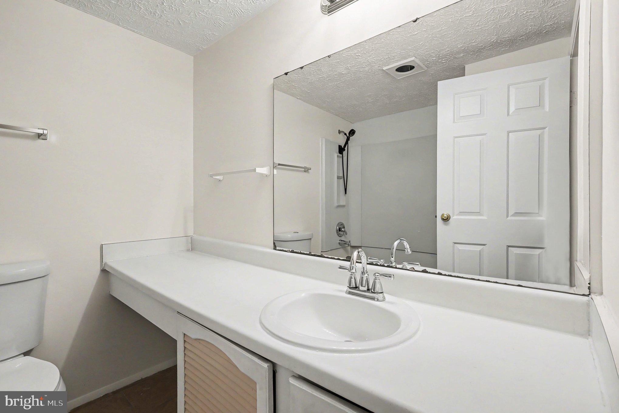 ESTATES AT EAGLE LIE - Residential Lease