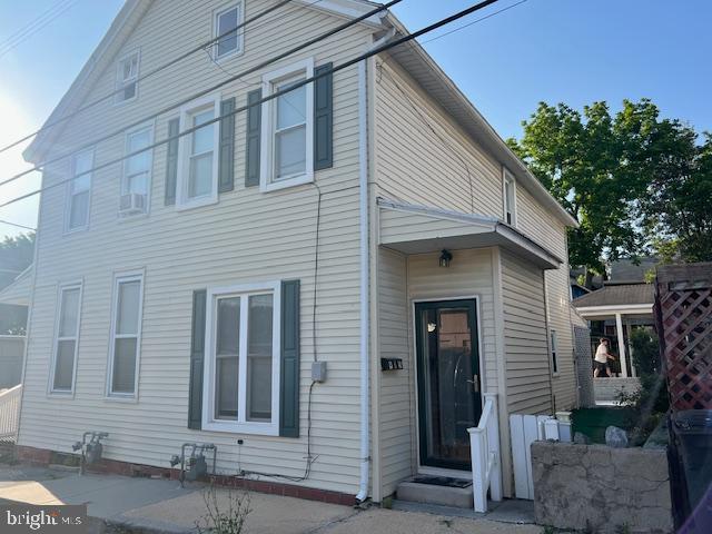 Low maintenance economical home in downtown lebanon. Easy to maintain affordable own for less then rent. move in and make it yours.. Gas heat refrigerator washer dryer included   check it out.