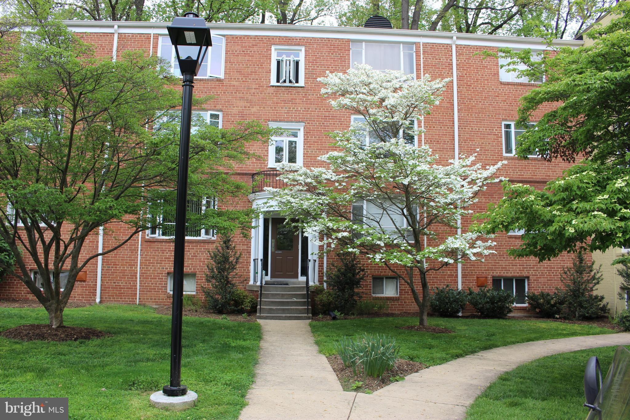 SUNNY, SPACIOUS 2 BR WITH TWO EXPOSURES. STEPS TO GROSVENOR METRO STATION. LOW RENT INCLUDES UTILITIES (HEAT,AC,ELEC,W/S,GAS), PARKING, AMENITIES. MINIMUM ONE YEAR LEASE. SORRY NO PETS OR SMOKING.AWARD WINING BETHESDA COMMUNITY. AT METRO AND BELTWAY. NEAR NIH AND WALTER REED BETHESDA MEDICAL.