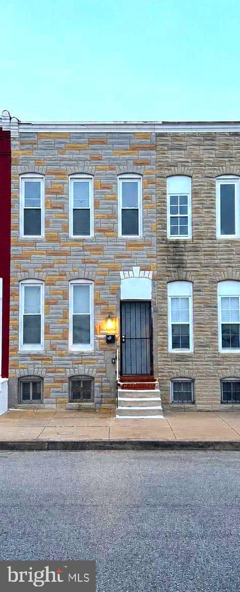 Baltimore Opportunity Alert 
A move-in-ready 3BR/2.5BA rowhome on a quiet block close to Downtown Baltimore is officially available.
Whether you’re searching for your first home, upgrading your space, or looking for a strong rental opportunity — this property checks the boxes.