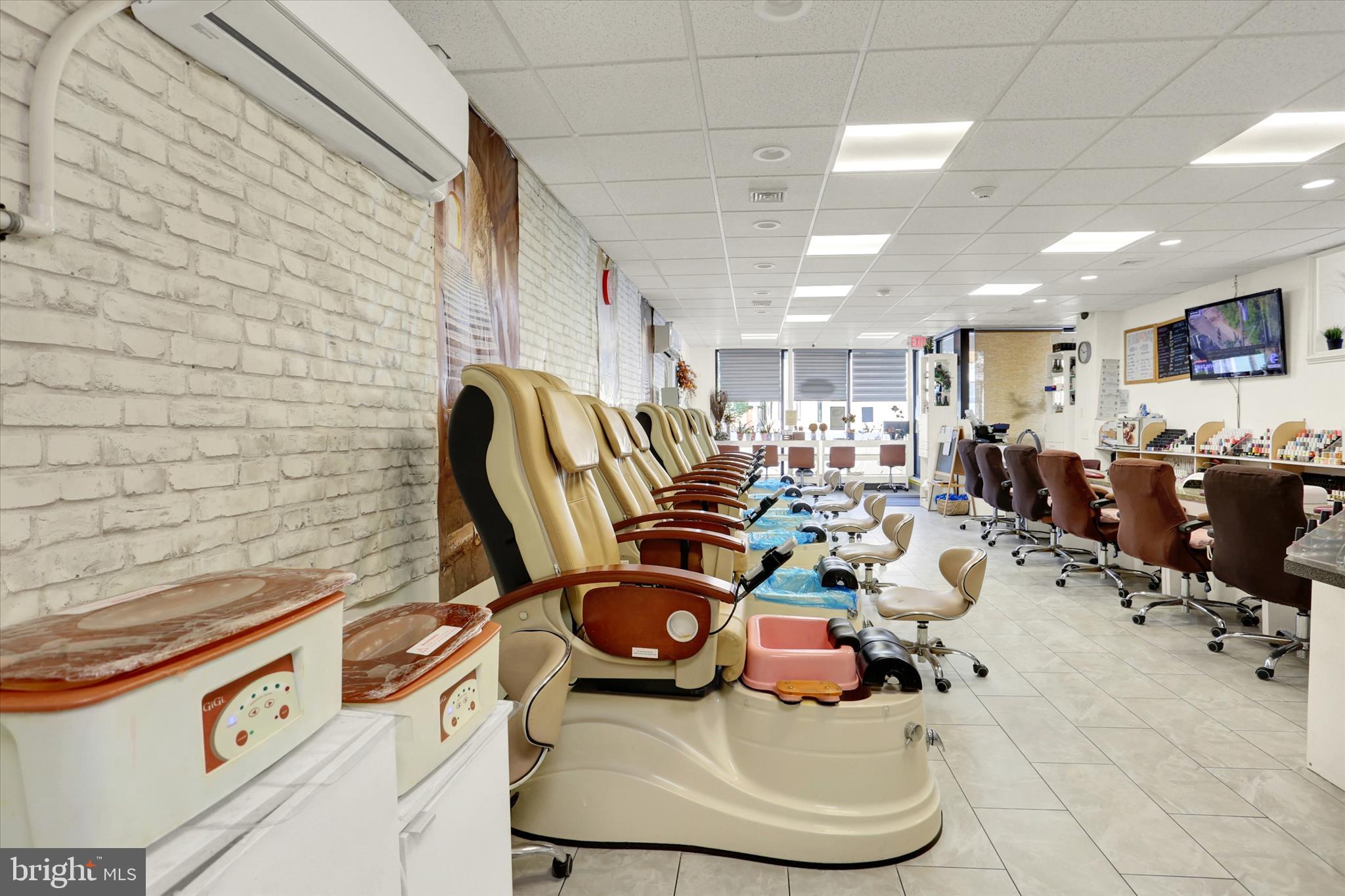 ROXBOROUGH - Commercial Sale