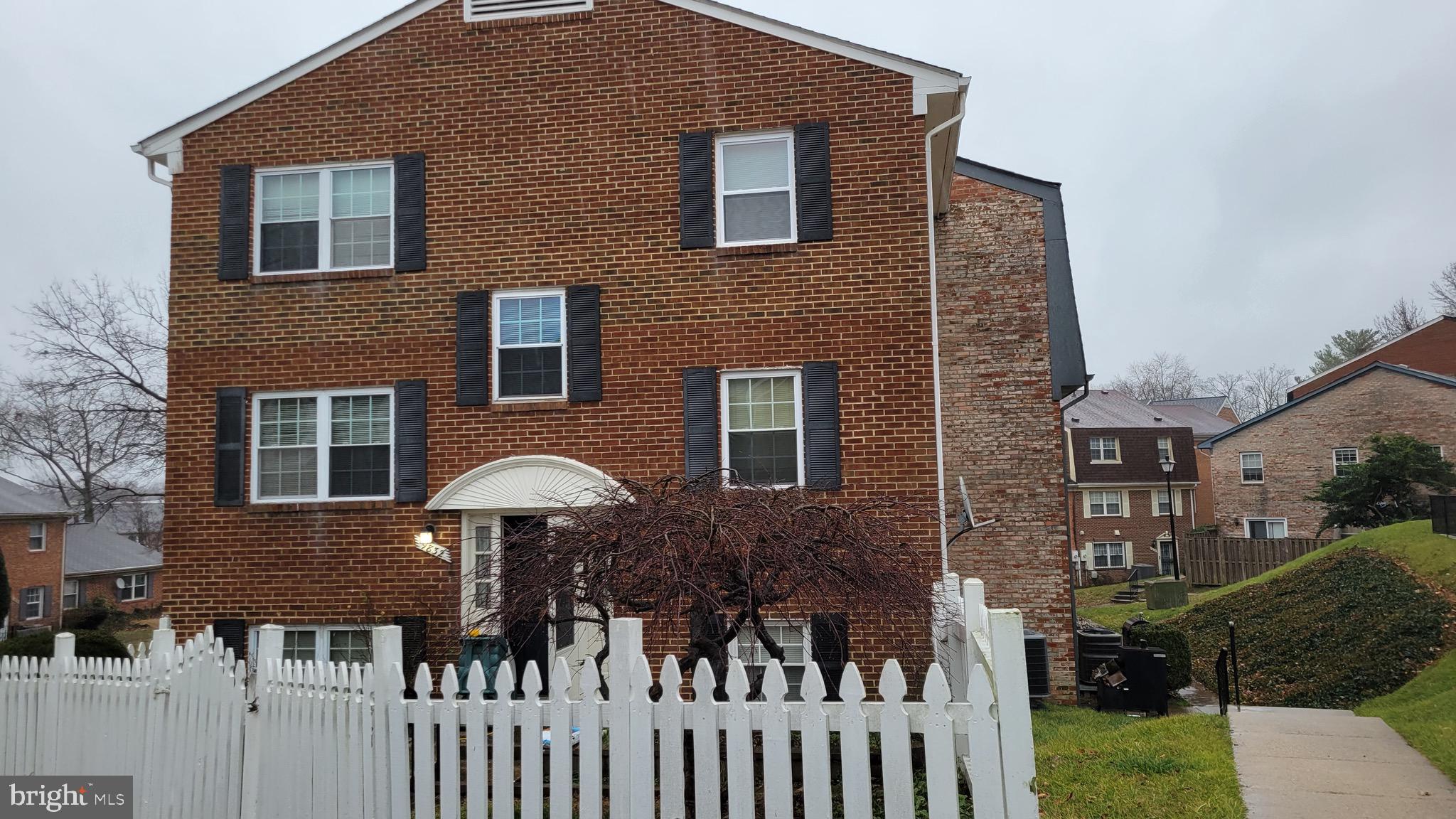 Gorgeous and beautiful 3-level townhouse, with 4 bedroom and 2 full bathrooms in Lorton area. Very nice Neighborhood. Spacious living room, Bedrooms, Bathrooms, and Beautiful Kitchen.  Conveniently located off of Richmond Highway (Route 1). Major highways I 95, Fairfax county Pky, I 495, 395, Metro train, Metro Bus, Commuter train/ VRE. Pentagon, Washington DC, Quantico Marine Base all around. Very close to Springfield mall, Shopping centers, Restaurants, and much more!!   Vacant, Just go and see. You will love it !