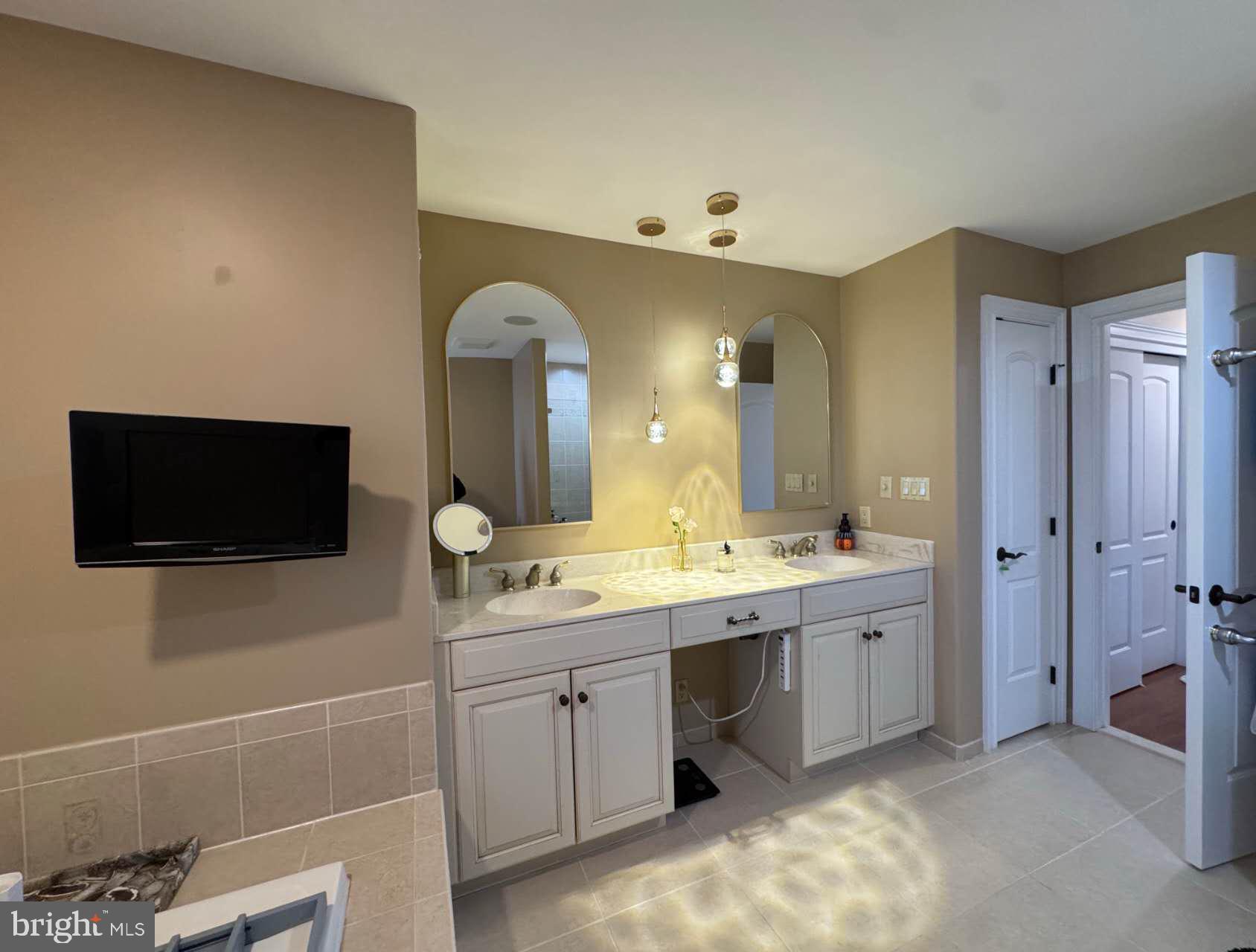 FOXCROFT OF BLUE B - Residential