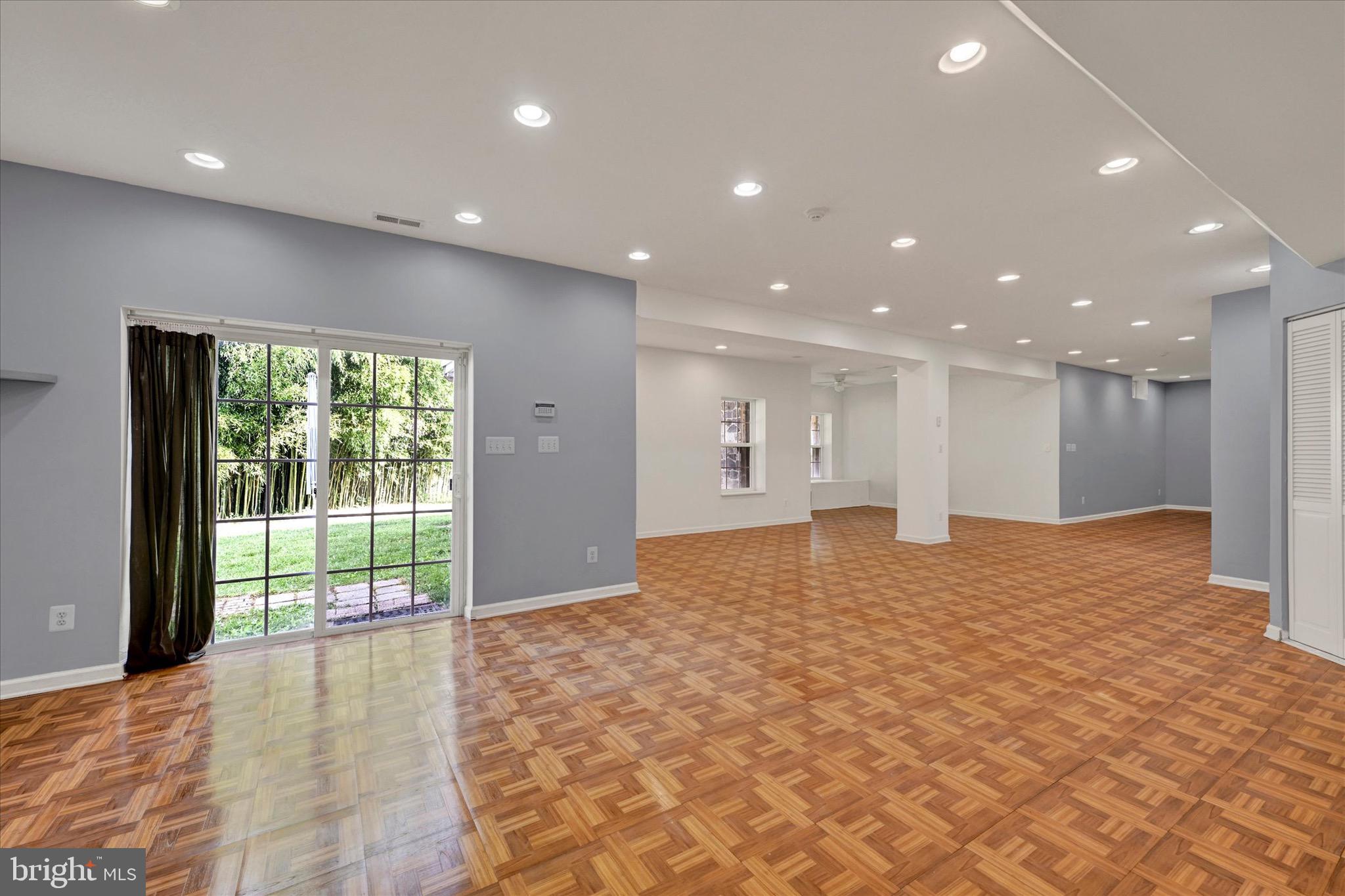 EAST VALLEY OAKS - Residential