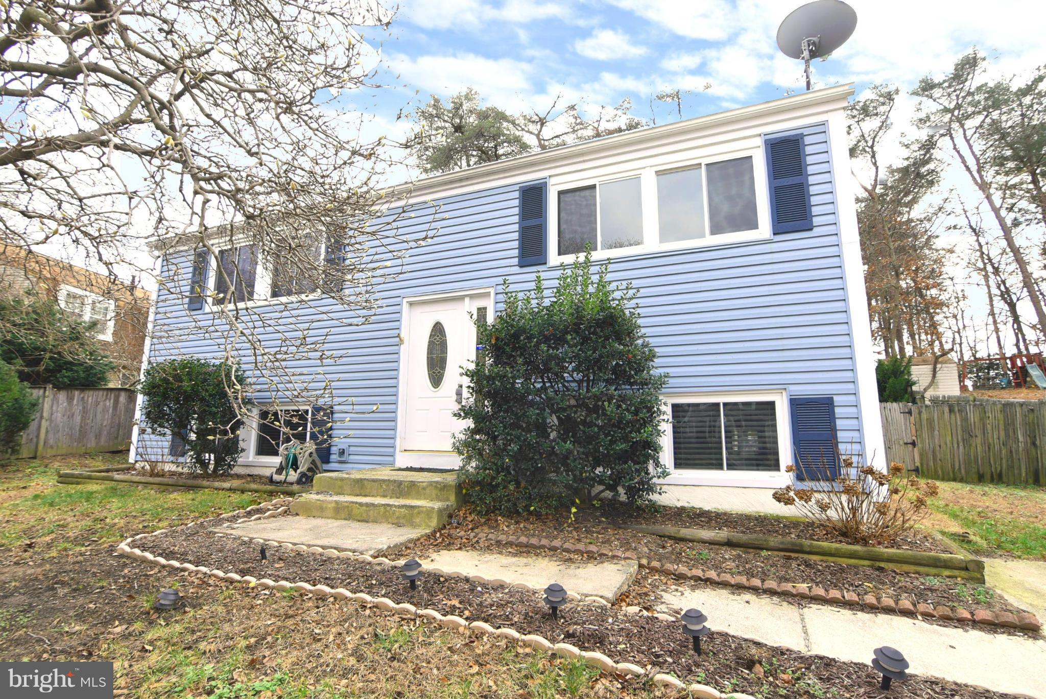 FANTASTIC 4BR 2BA HOME IN PARKE WEST**GORGEOUS HARDWOOD FLOORS**LARGE FAMILY ROOM**SLIDER TO DECK FROM DINING ROOM/KITCHEN FOR EASY BARBECUES**FENCED REAR YARD**FRESH NEUTRAL PAINT**QUICK ACCESS TO MAJOR HIGHWAYS FOR EASY COMMUTE**NEARBY SHOPPING, RESTAURANTS, AND RECREATION**DON'T MISS THIS OPPORTUNITY**SEE IT TODAY!!